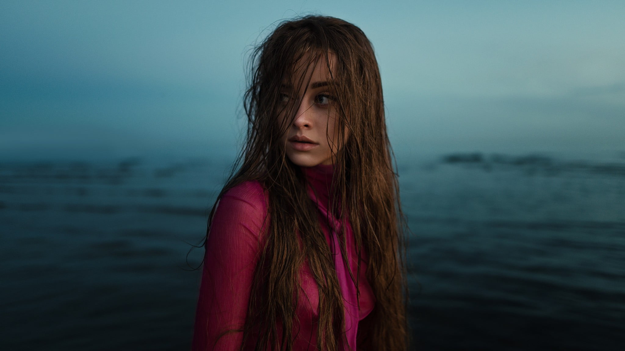 standing, leisure activity, one person, sky, auburn hair, young women, wet hair, brown hair, looking at camera, waist up, young adult, model, looking away, HD Wallpaper