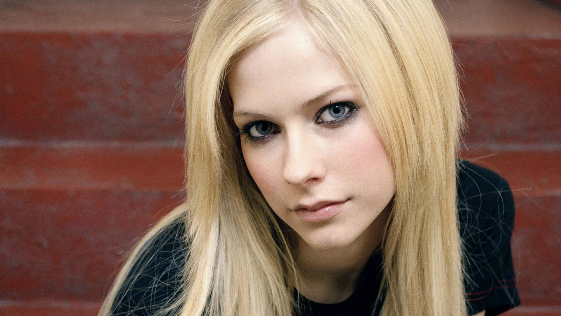 beauty, 1080P, blue eyes, avril, dyed hair, Avril Lavigne, young adult, hairstyle, close-up, headshot, young women, face, hair, contemplation, black clothing, HD Wallpaper