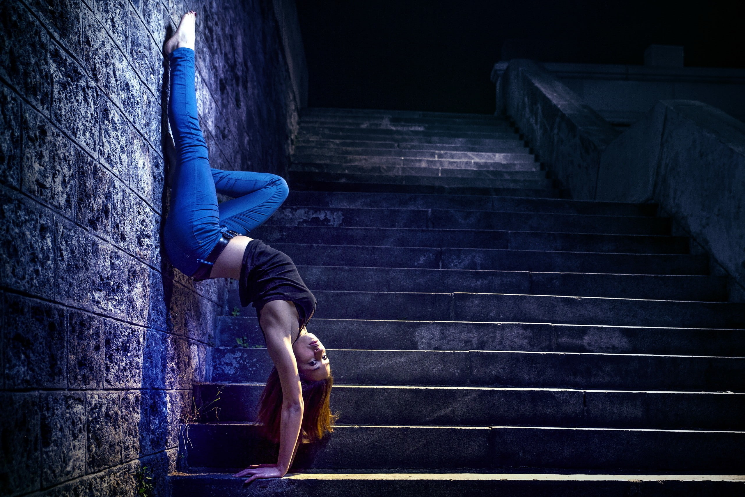 lifestyles, wall - building feature, clothing, staircase, leisure activity, architecture, young women, 2K, model, jeans, railing, one person, handstand, HD Wallpaper