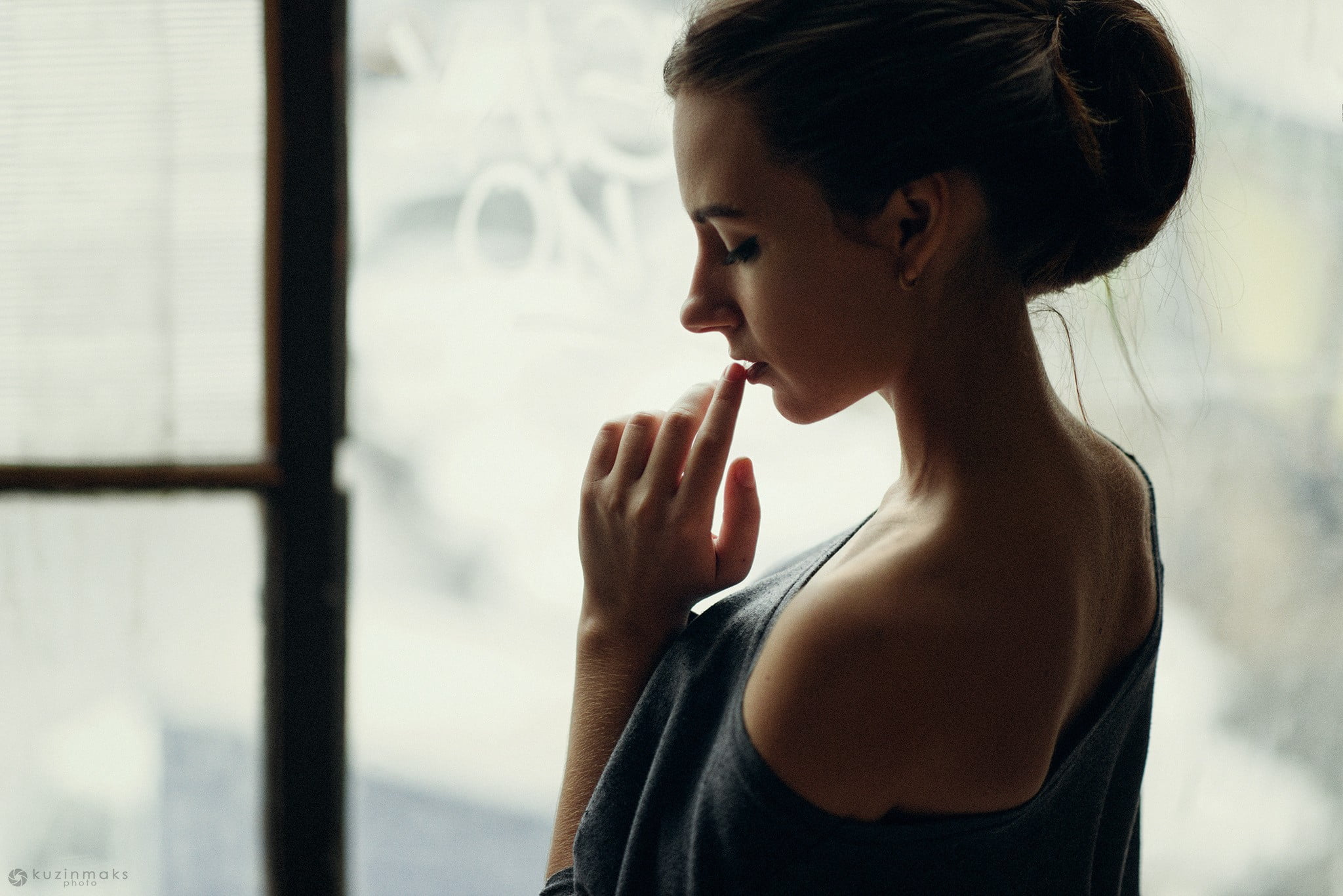 lips, side view, one person, 1080P, back, lifestyles, depth of field, looking, profile view, hairstyle, drinking, focus on foreground, standing, beauty, HD Wallpaper