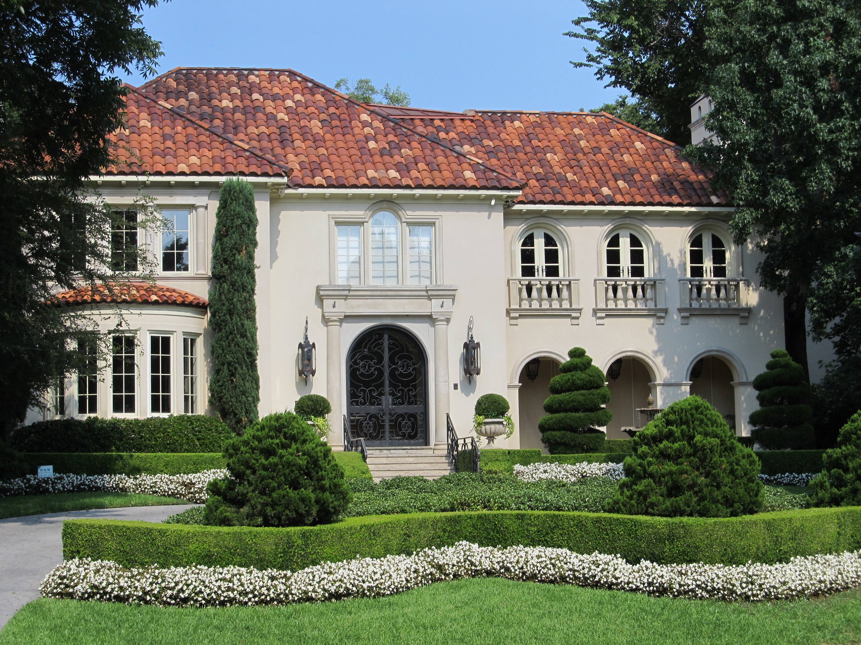 lawn, building exterior, built structure, residential, mansion, window, residence, residential district, tile, 2K, hedge, grass, no people, green color, HD Wallpaper