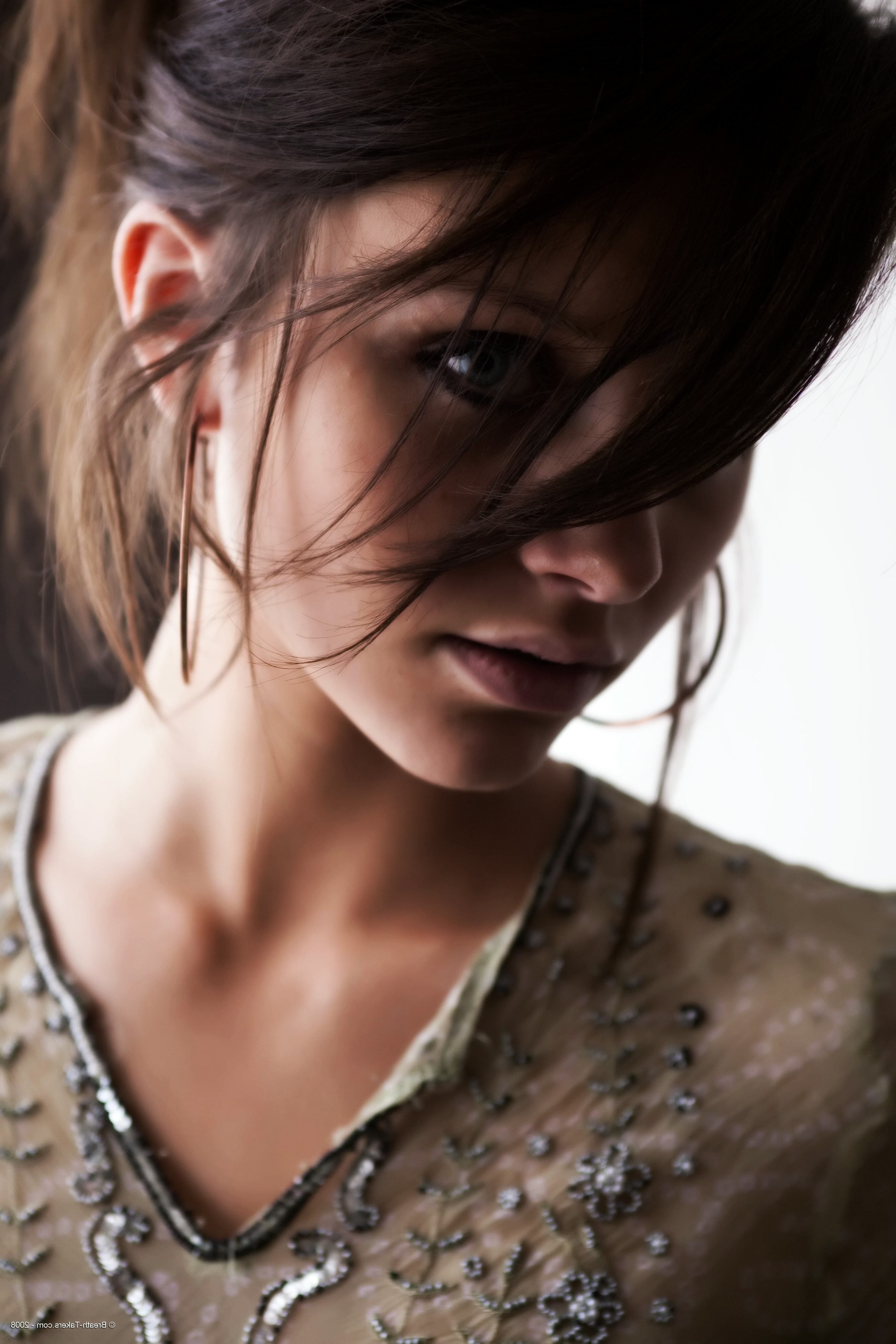 contemplation, close-up, indoors, brown hair, hairstyle, adult, one person, face, front view, human hair, looking, beautiful people, hair, emotion, headshot, Phone HD Wallpaper