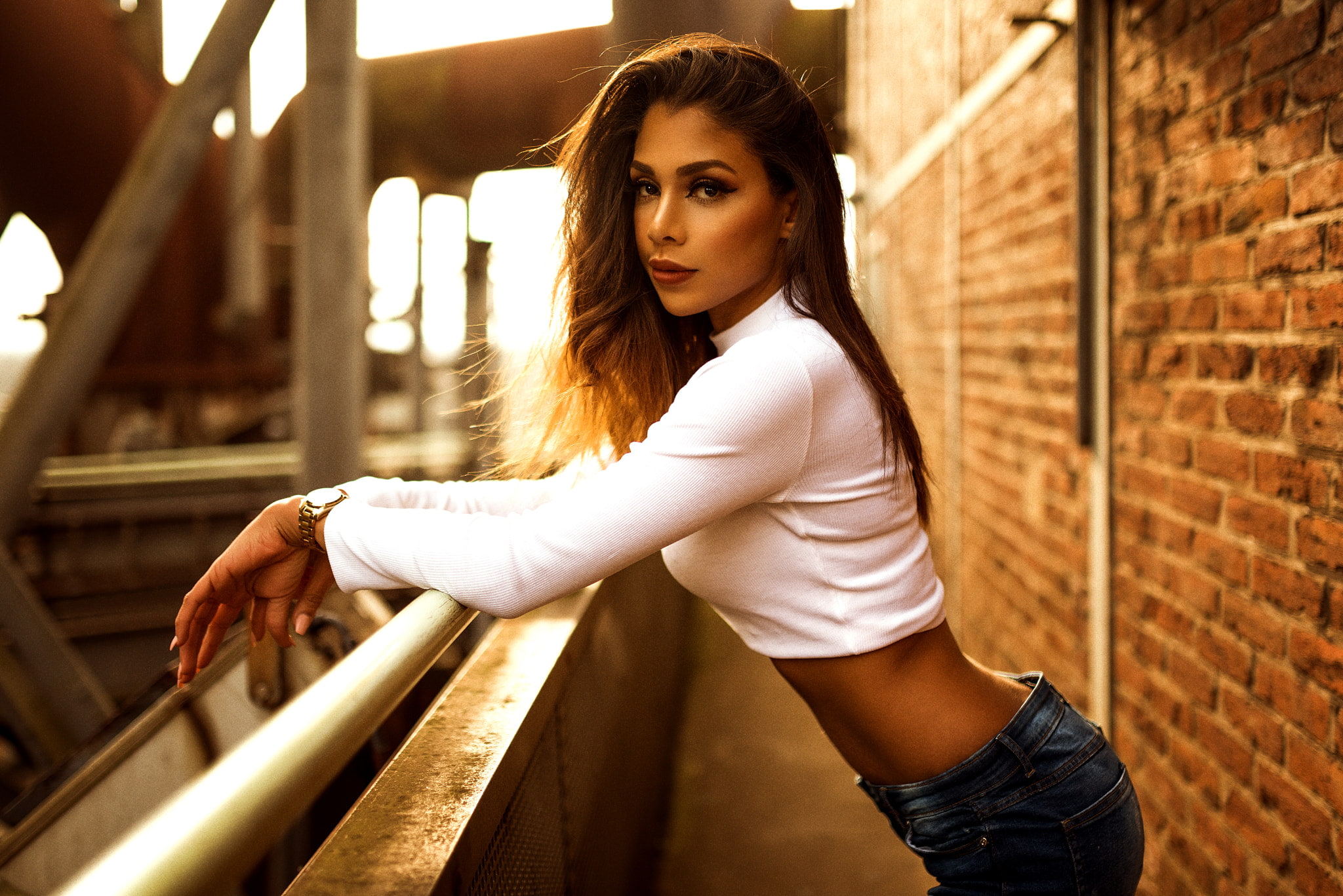 eyeliner, women, depth of field, tanned, wall, jeans, women outdoors, bricks, belly, 1080P, Miro Hofmann, HD Wallpaper