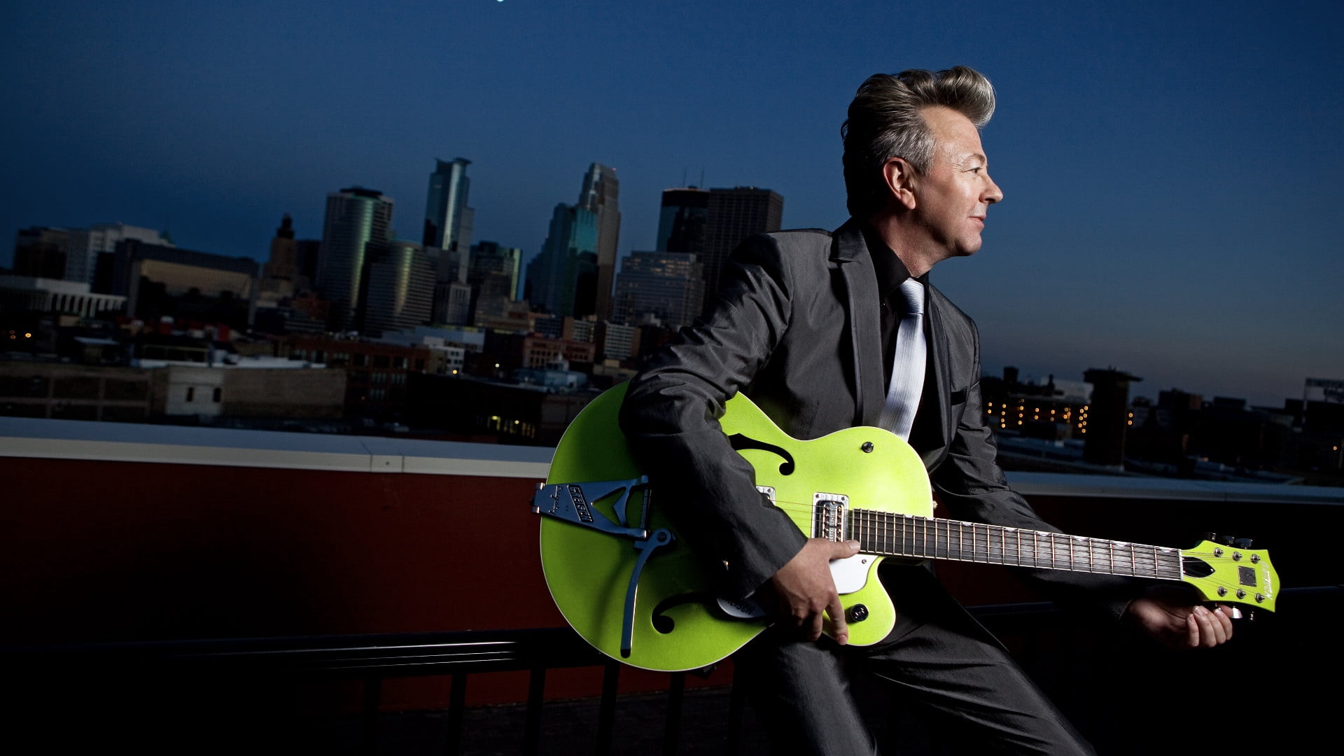 rock Music, one Person, leisure activity, city, musical Instrument String, suit, music, playing, architecture, haircut, real people, cityscape, arts culture and entertainment, HD Wallpaper