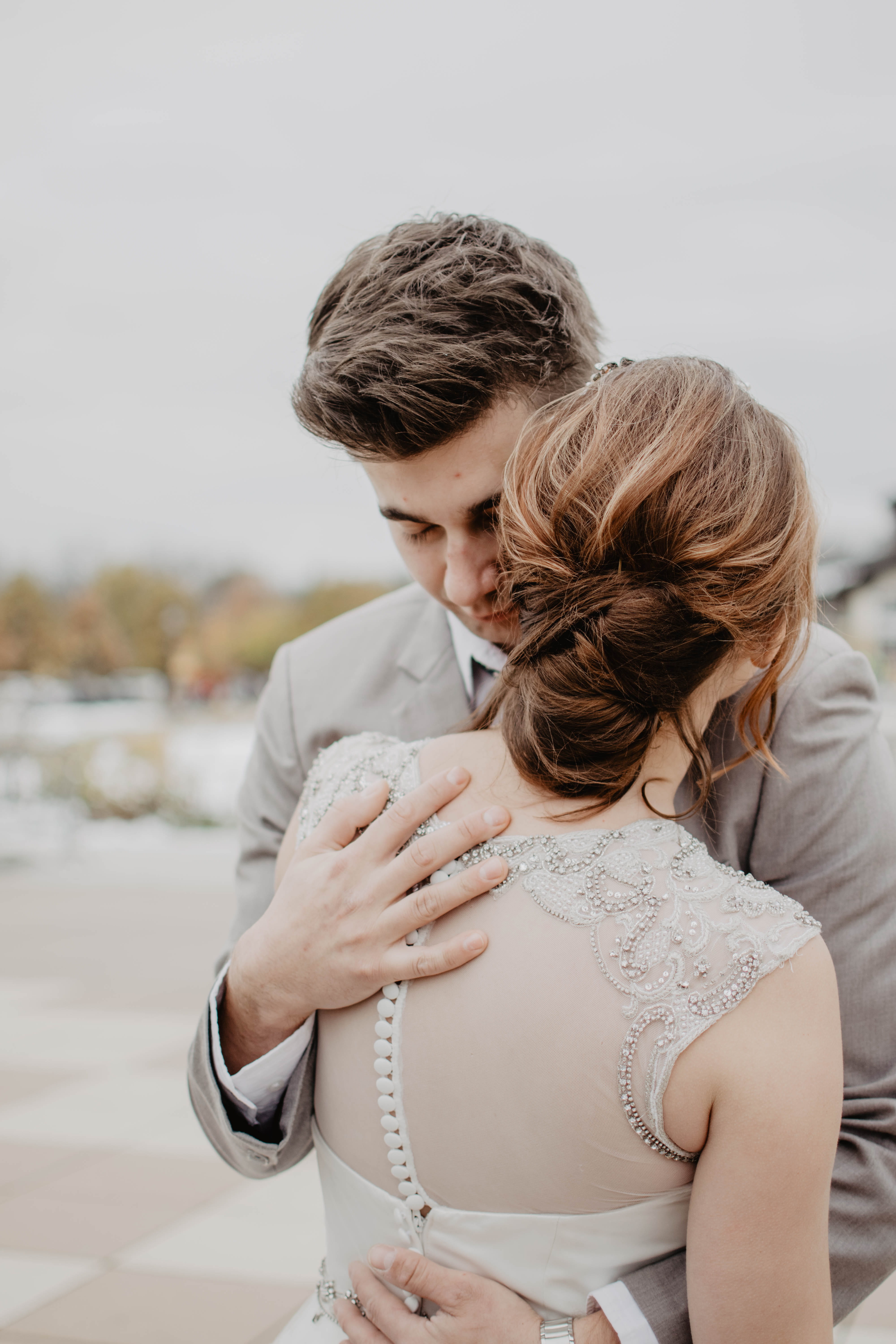 leisure activity, wedding, couple - relationship, gray, lifestyles, real people, two people, women, bonding, anniversary, 5K, young men, men, day, embrace, Phone HD Wallpaper