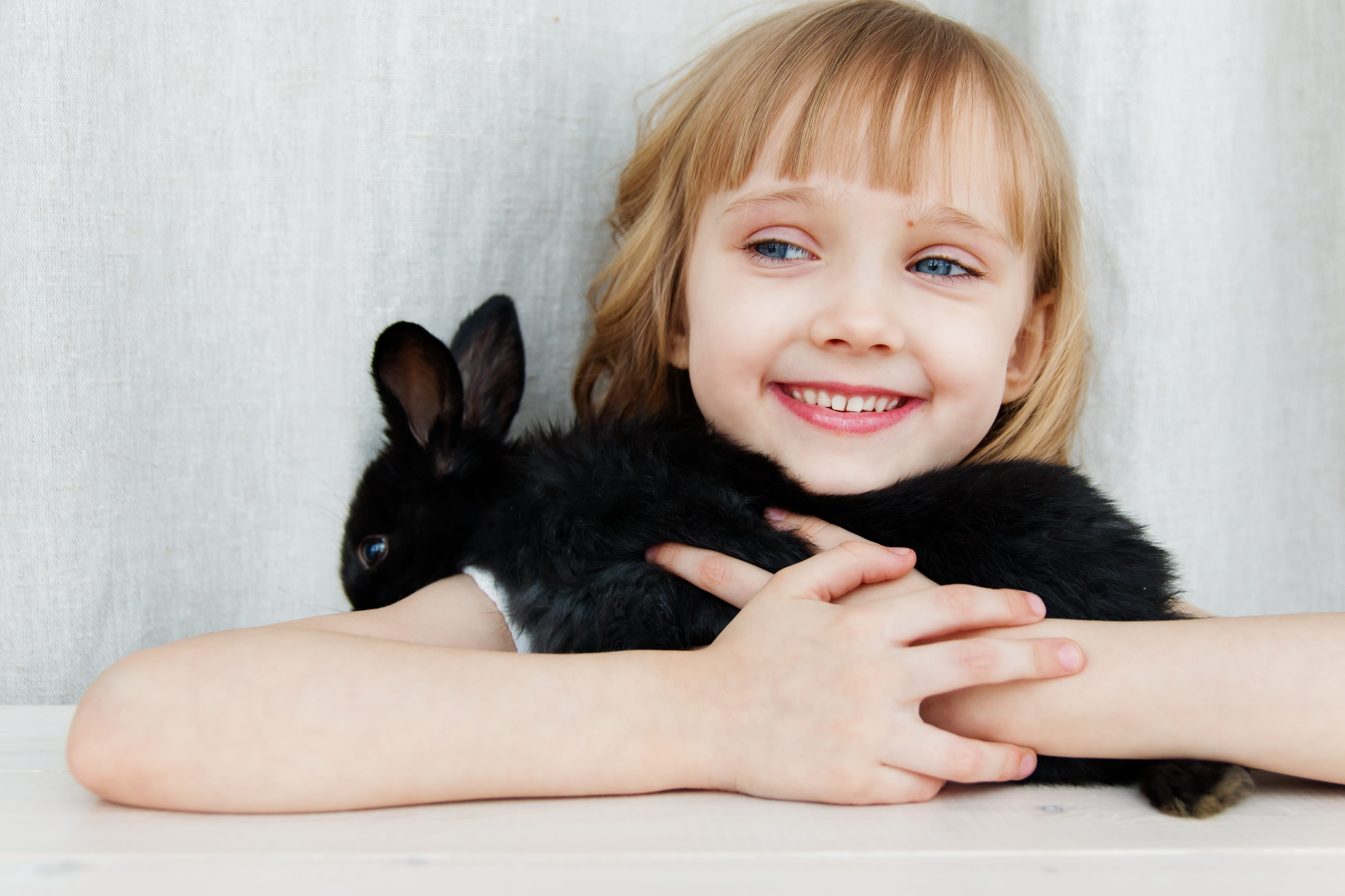 portrait, happiness, 5K, home, looking at camera, smiling, pet owner, blonde, child, emotion, mammal, childhood, hairstyle, innocence, beautiful, cute, HD Wallpaper