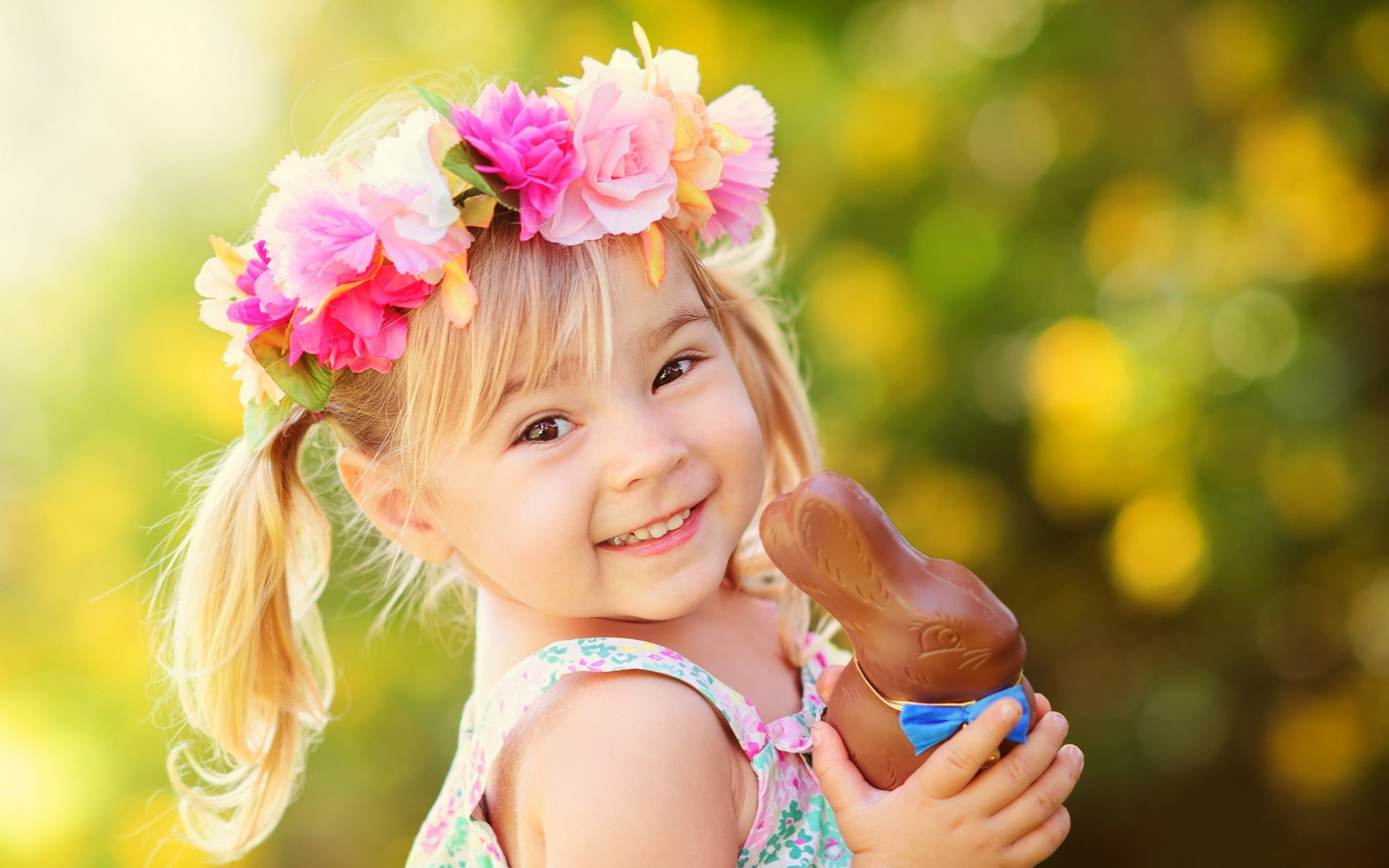 sculpture, girl, blonde, lovely, wooden, 2K, bokeh, photography, flowers, toy, smiling, brown, kid, rabbit, HD Wallpaper