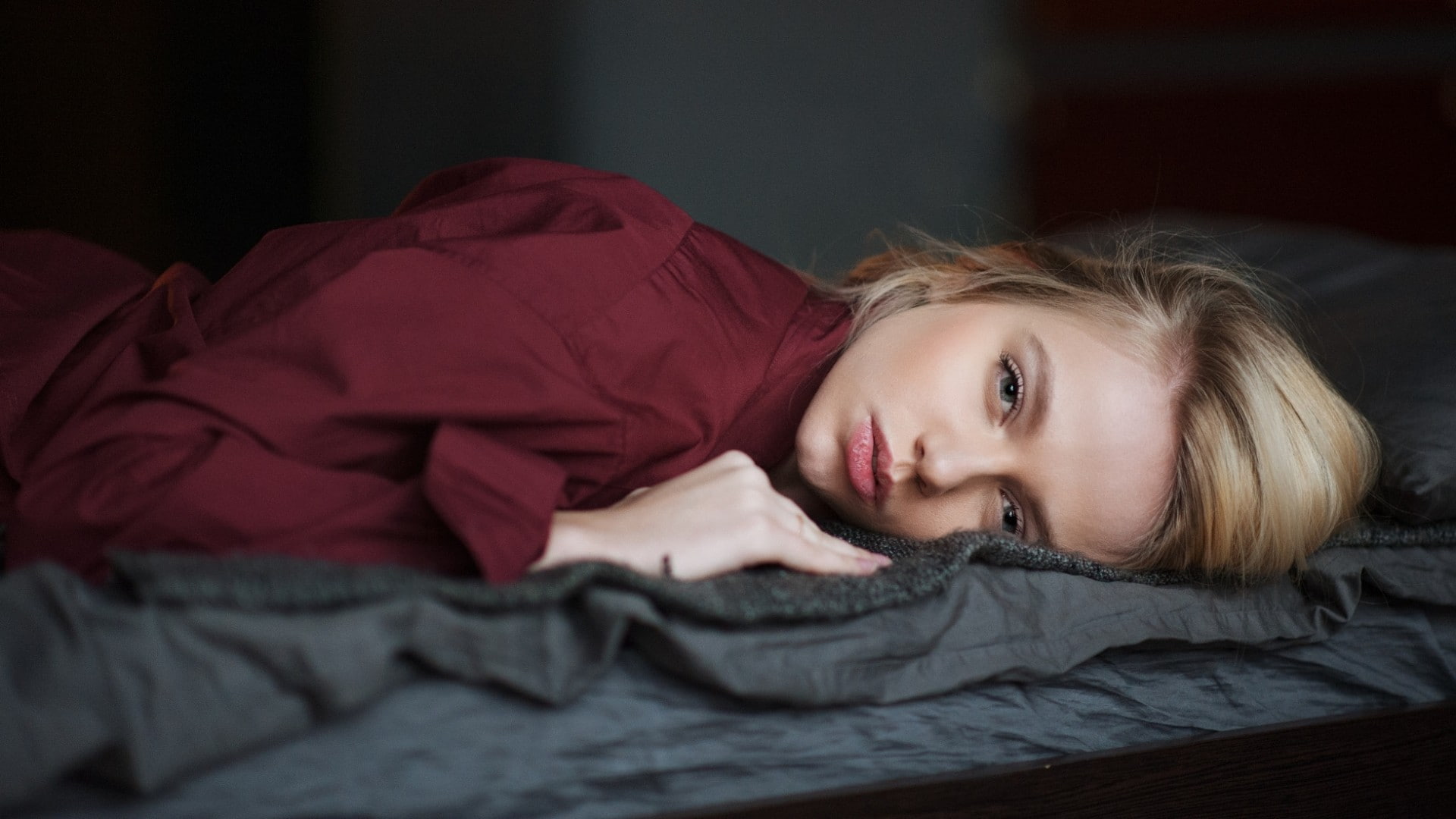 long hair, furniture, adult, beautiful woman, domestic room, blond hair, lying on front, women, young women, juicy lips, blonde, portrait, bed, face, indoors, HD Wallpaper