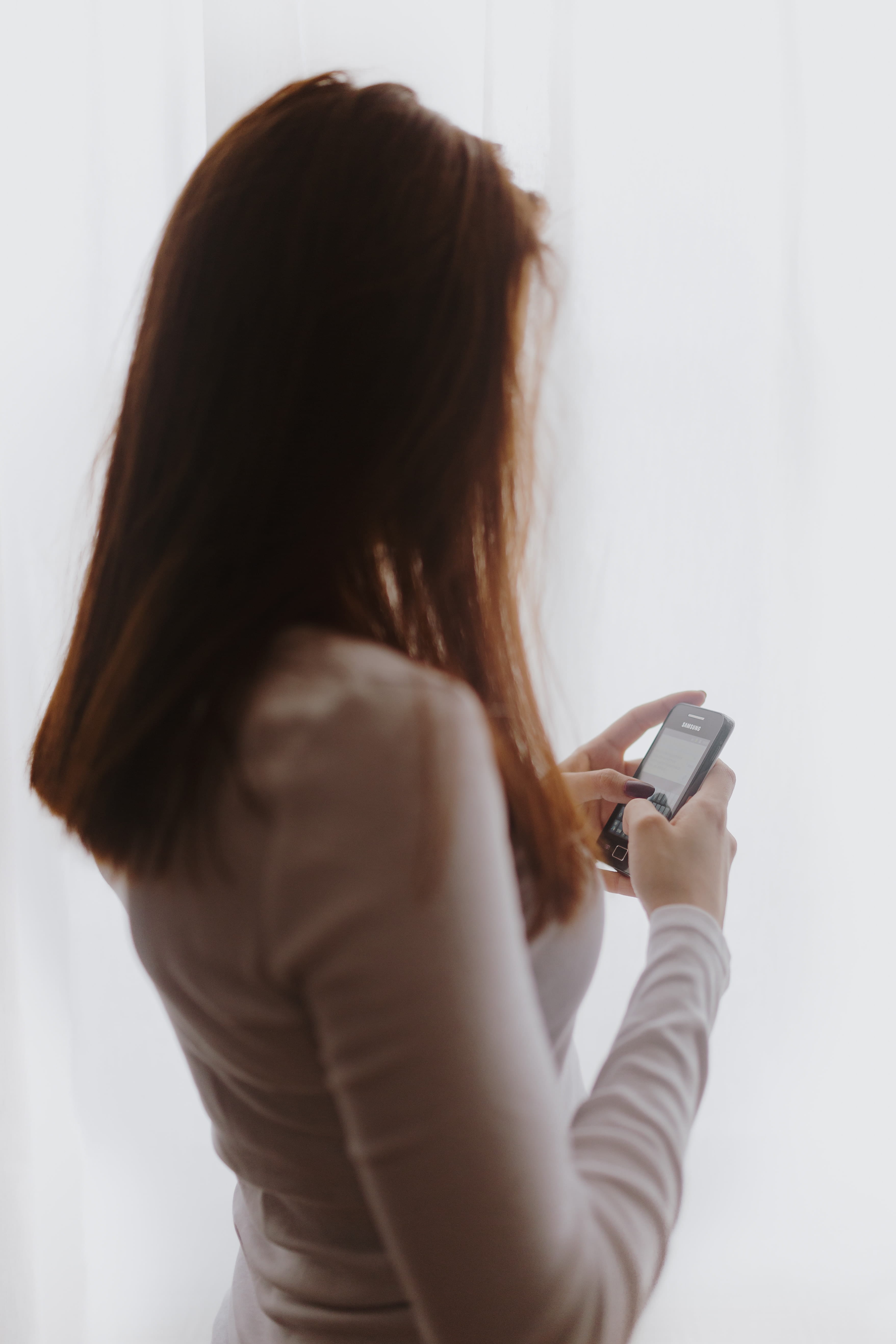 woman, connection, technology, businesswoman, using phone, holding, adult, alone, caucasian, young, beautiful, communication, mobile, smart phone, telephone, Phone HD Wallpaper