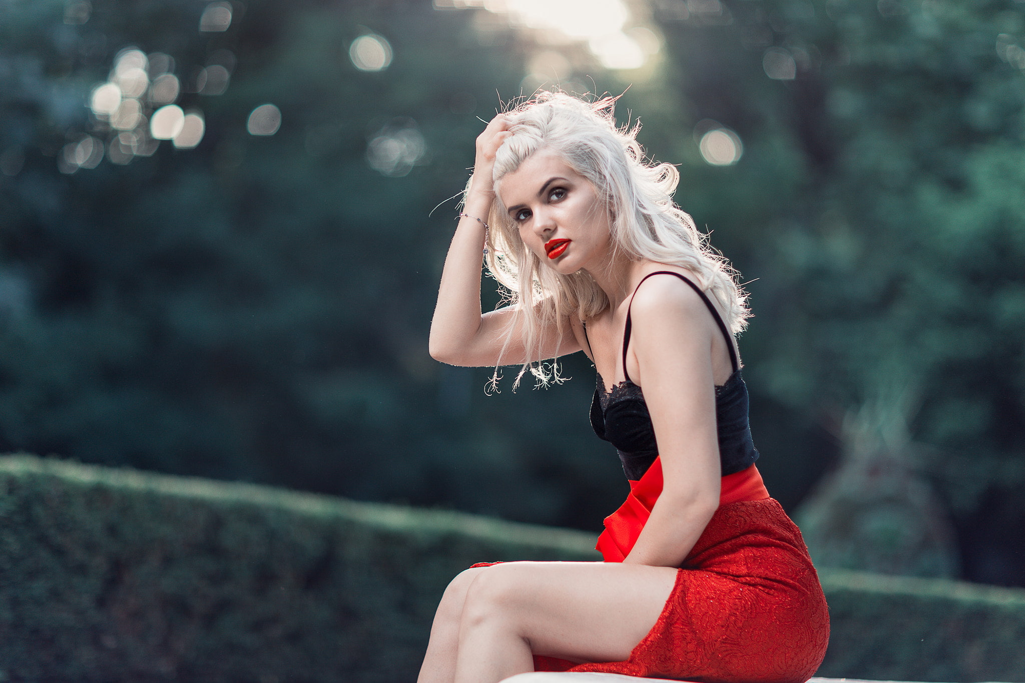 women, red lipstick, 1080P, blonde, portrait, depth of field, sitting, HD Wallpaper