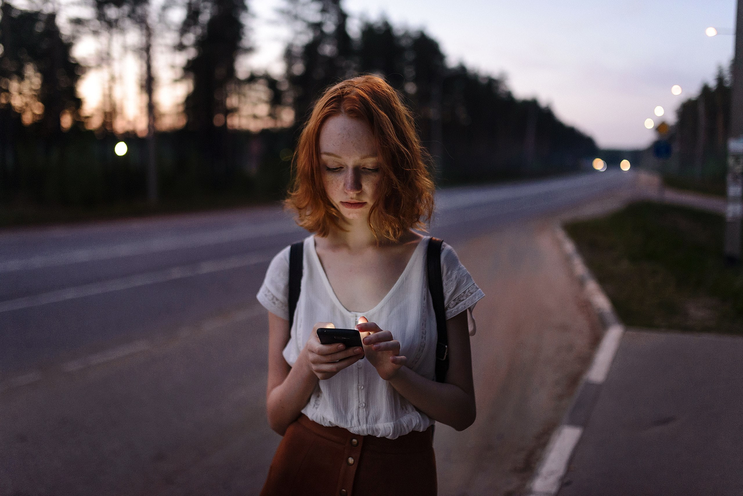 2K, redhead, depth of field, smartphone, cellphone, women outdoors, freckles, road, outdoors, model, women, bokeh, portrait, blouses, HD Wallpaper