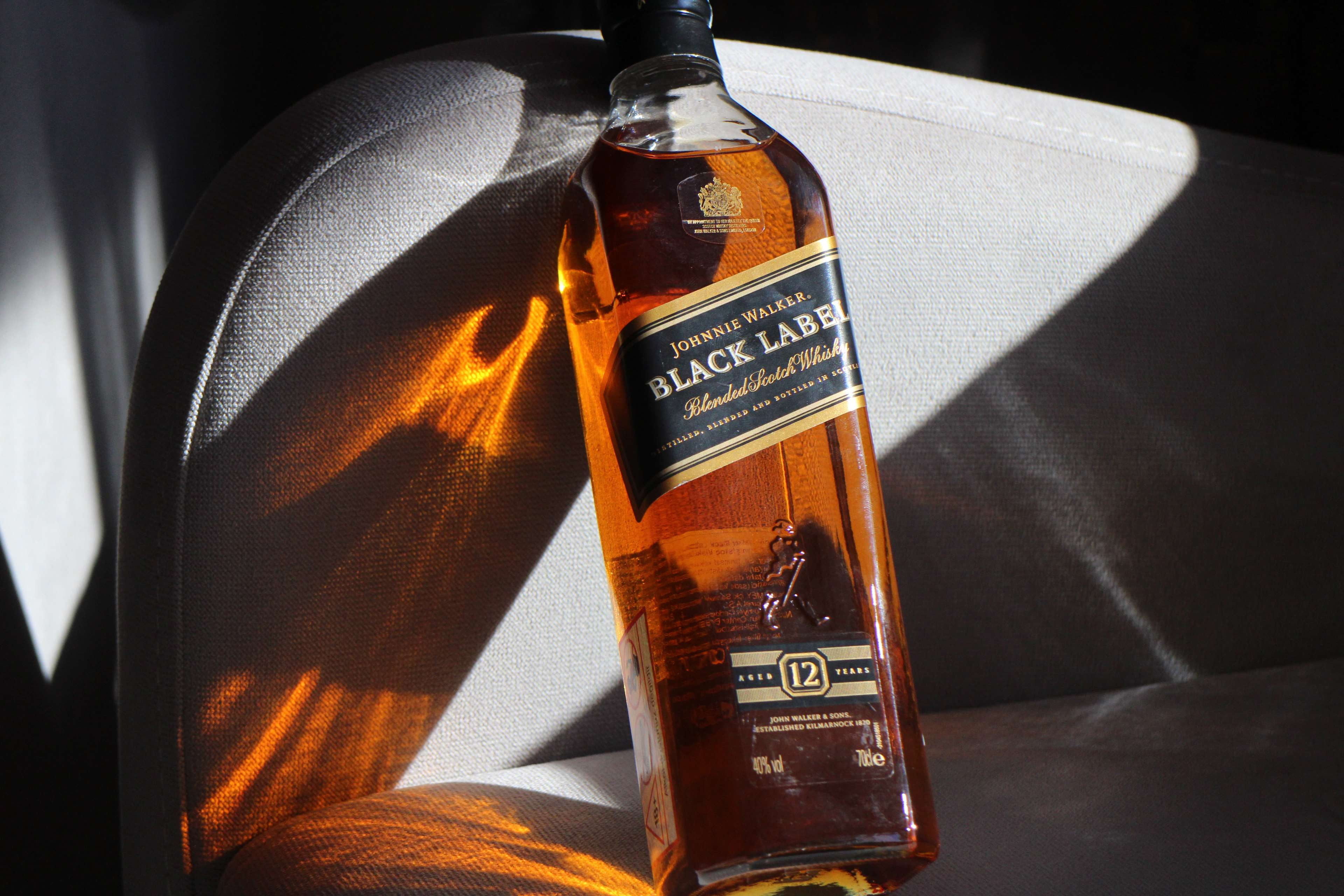 blended, johnniewalker, glass - material, cocktail, cocktails, bottle, drinks, glass, wine bottle, close-up, alcohol, 4K, spirits, wine, indoors, text, HD Wallpaper