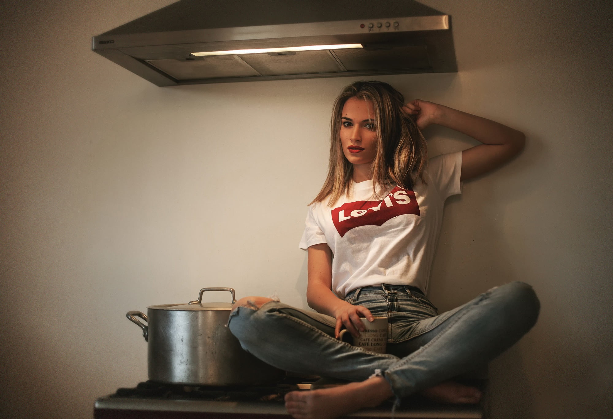 young adult, hairstyle, women, legs crossed, Levis, model, wall - building feature, sitting, 1080P, contemplation, domestic room, leisure activity, kitchen, HD Wallpaper