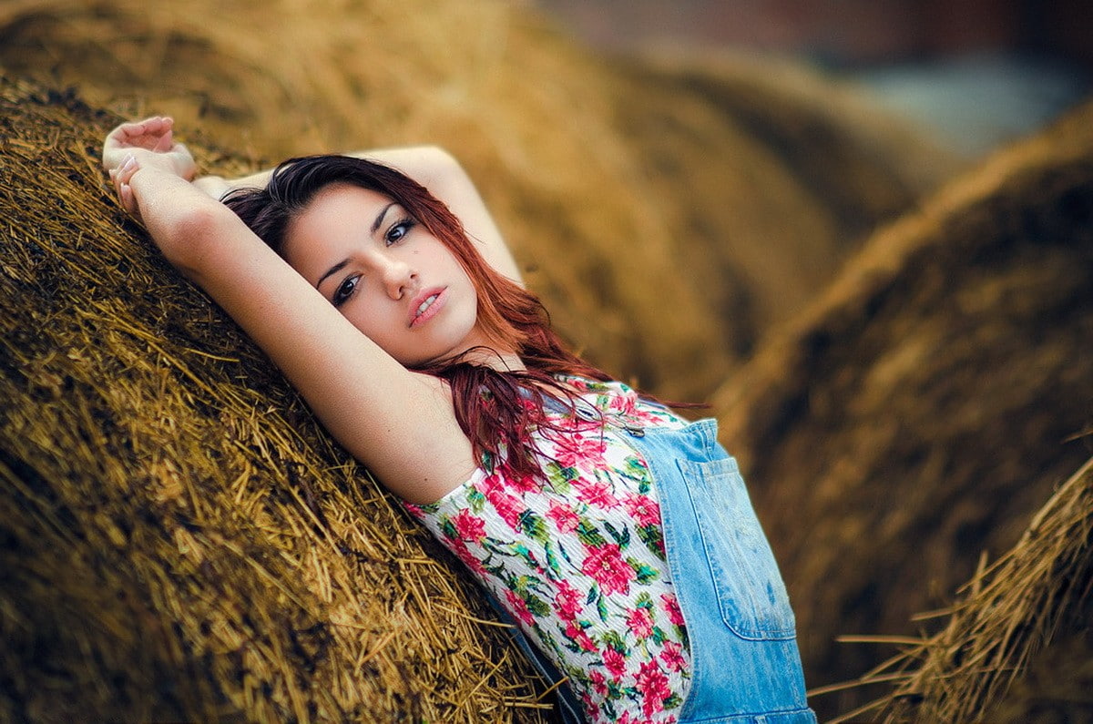 leisure activity, women, hairstyle, Delaia Gonzalez, contemplation, lying down, fashion, relaxation, beauty, looking at camera, beautiful woman, 480P, HD Wallpaper