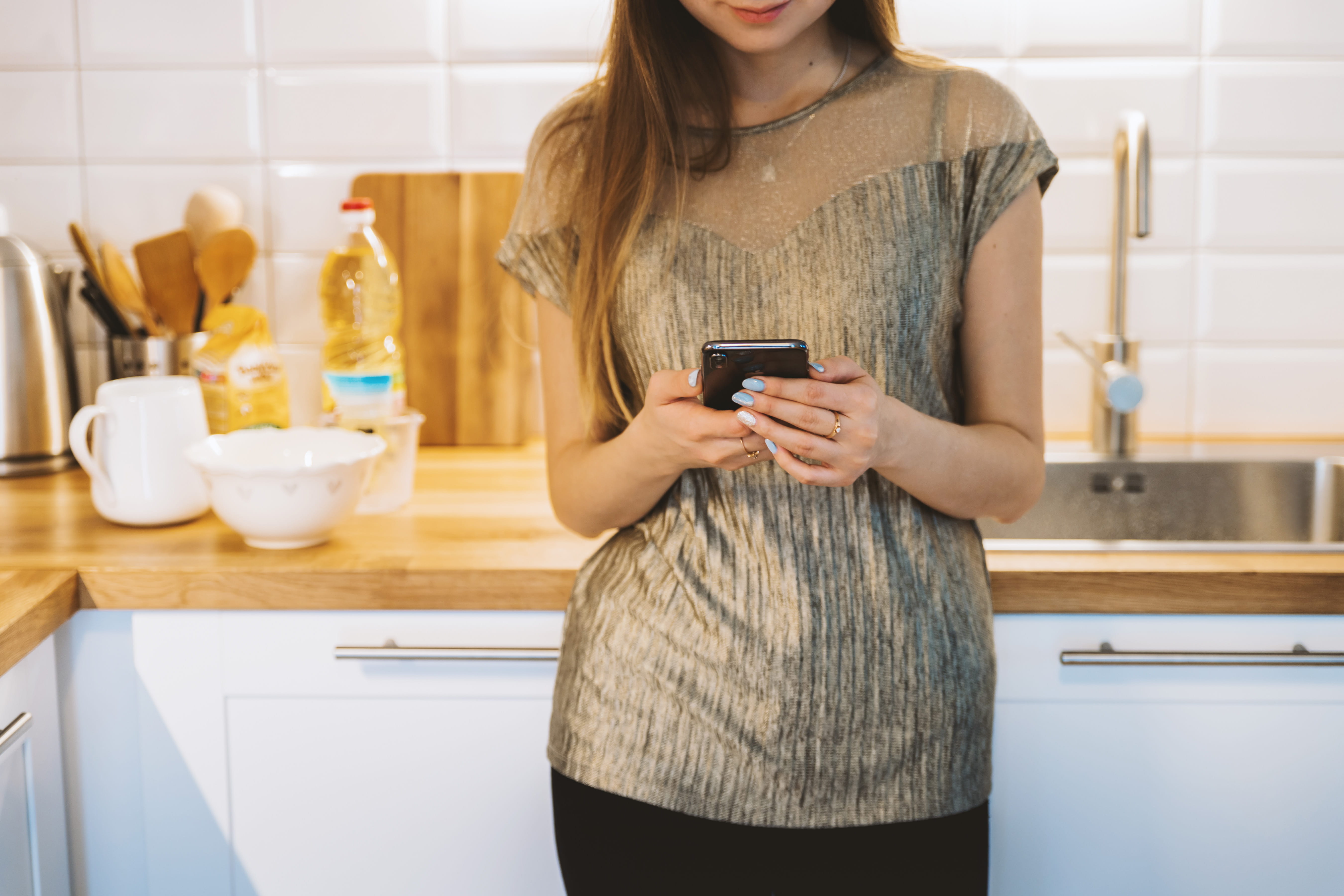 5K, woman, midsection, young women, home, one person, phone, lifestyles, young adult, holding, smart, indoors, casual clothing, women, connection, real people, HD Wallpaper