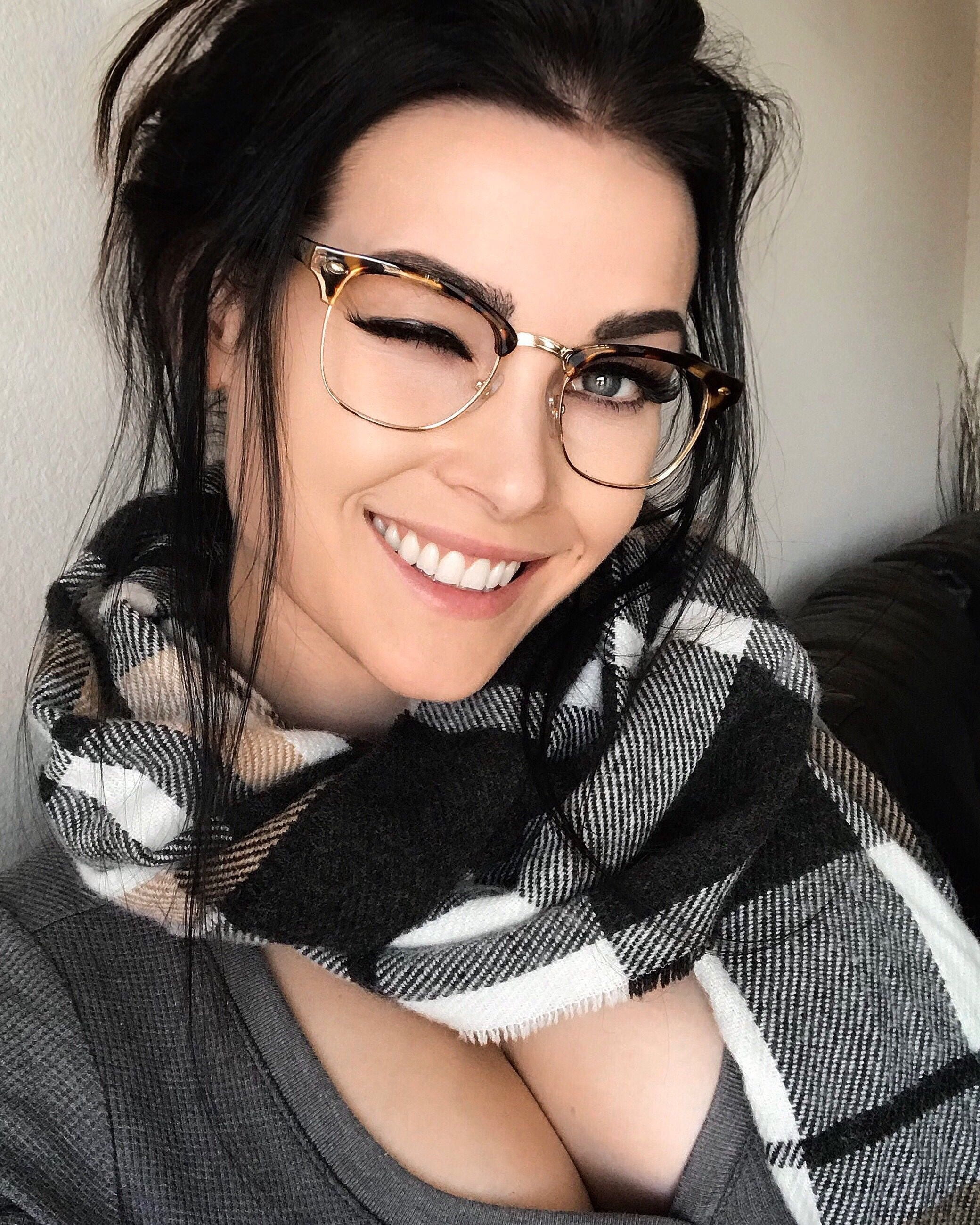 looking at viewer, Niece Waidhofer, 2K, brunette, women with glasses, Phone HD Wallpaper