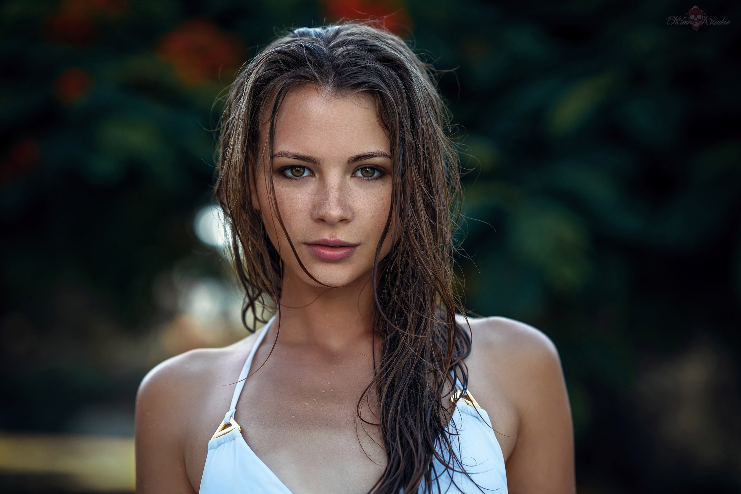long hair, adult, depth of field, focus on foreground, beauty, outdoors, wet hair, 2K, teenager, hairstyle, headshot, front view, young women, beautiful people, HD Wallpaper