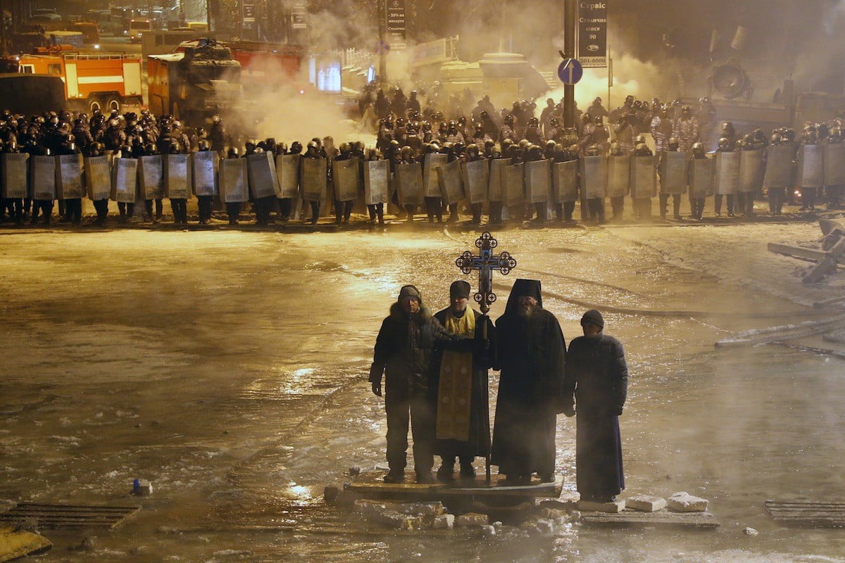 Maidan, illuminated, Ukrainian, smoke - physical structure, real people, Ukraine, men, black, leisure activity, crowd, coat, night, standing, water, building exterior, HD Wallpaper