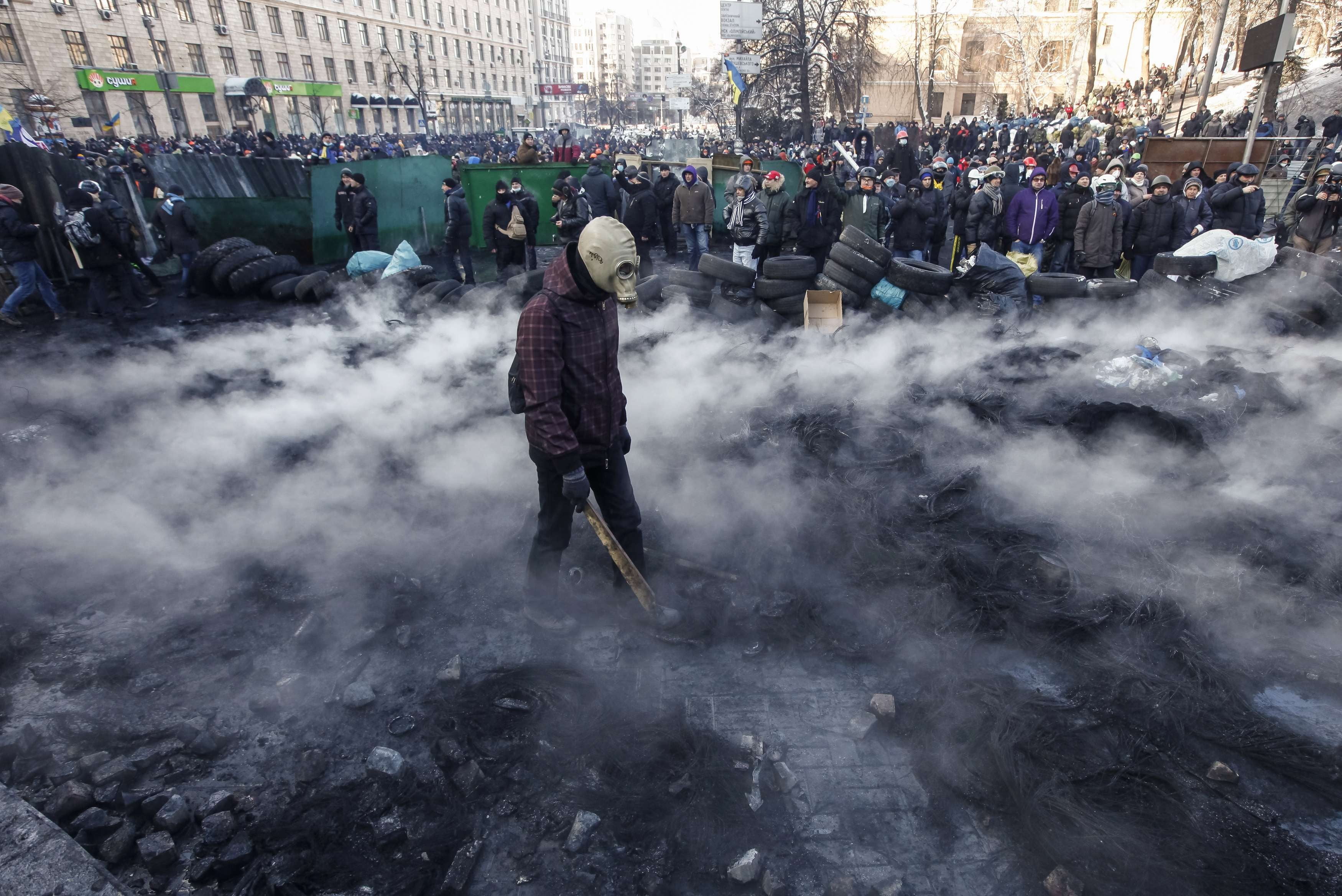 grey, building exterior, Maidan, women, gas, smoke - physical structure, real people, lifestyles, outdoors, nature, day, architecture, city, Ukrainian, HD Wallpaper