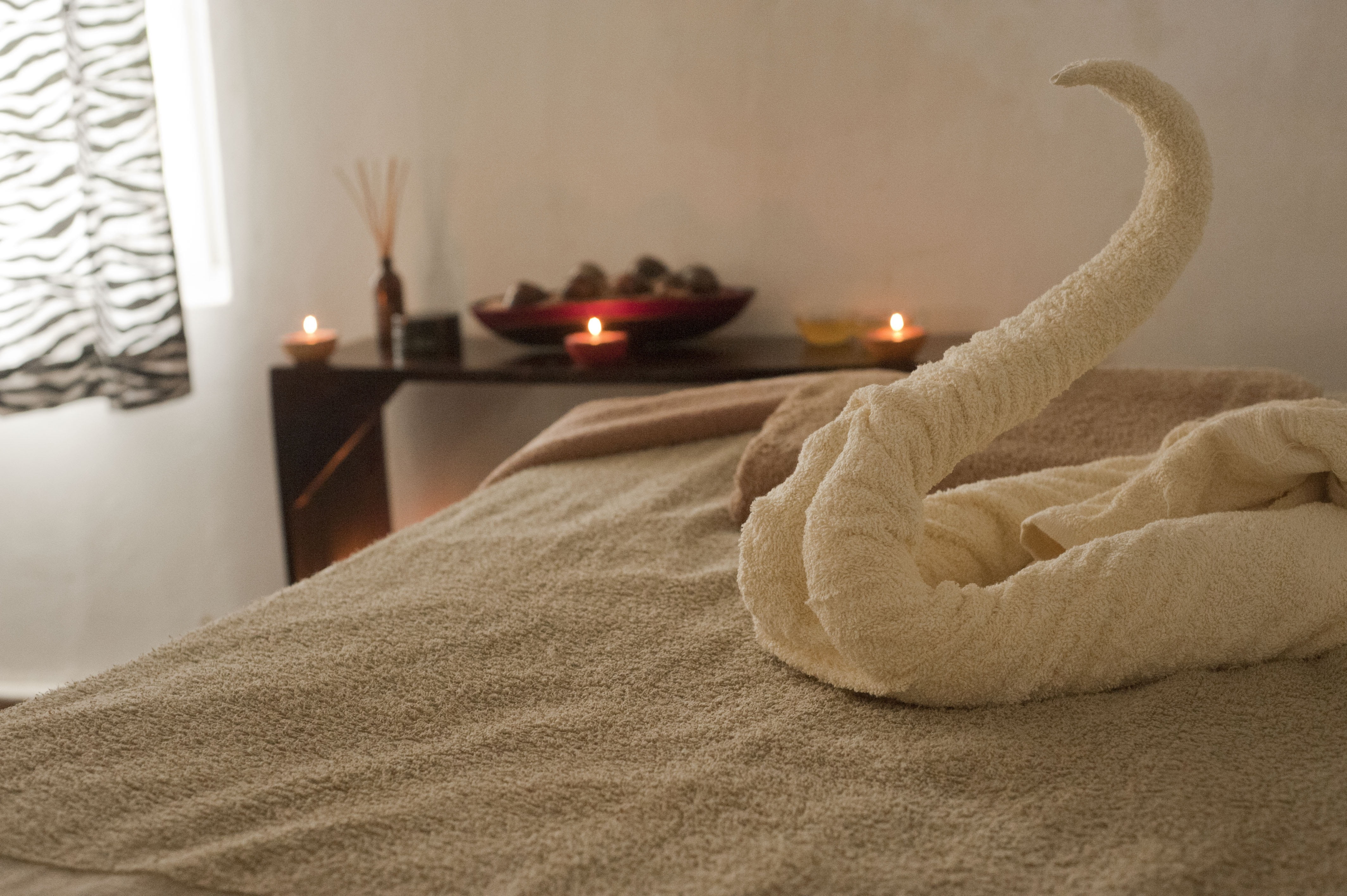 towel, 4K, bed, white, swan, bath, flame, furniture, wealth, heat - temperature, tray, cozy, candle, domestic room, relaxation, comfortable, fire, nature, HD Wallpaper