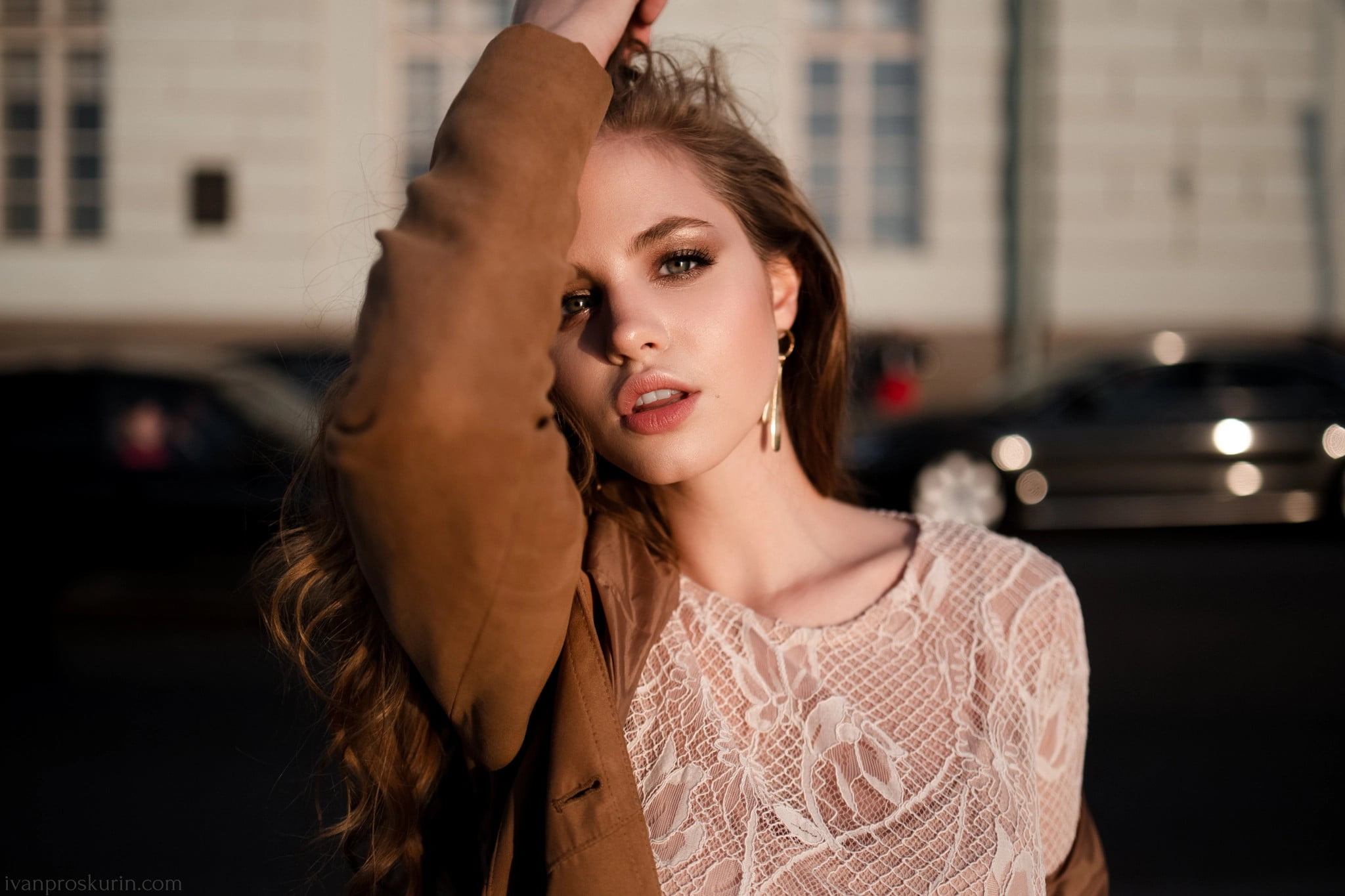 open mouth, brunette, hands in hair, 1080P, portrait, Ivan Proskurin, bokeh, lipstick, looking at viewer, pink lipstick, sunlight, depth of field, women, HD Wallpaper