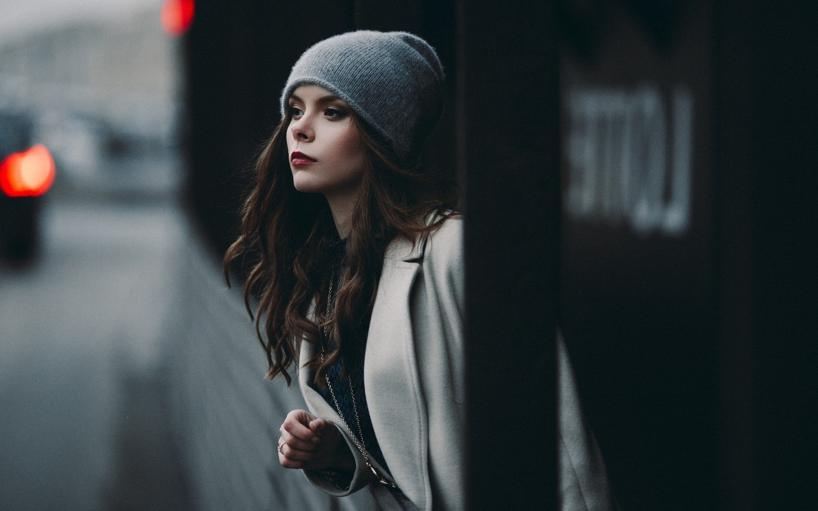 beauty, contemplation, looking away, standing, hat, young women, beautiful woman, long hair, looking, knit hat, hairstyle, outdoors, women women outdoors long hair model wavy hair auburn hair looking away classy depth of field makeup coats ivan proskurin, HD Wallpaper