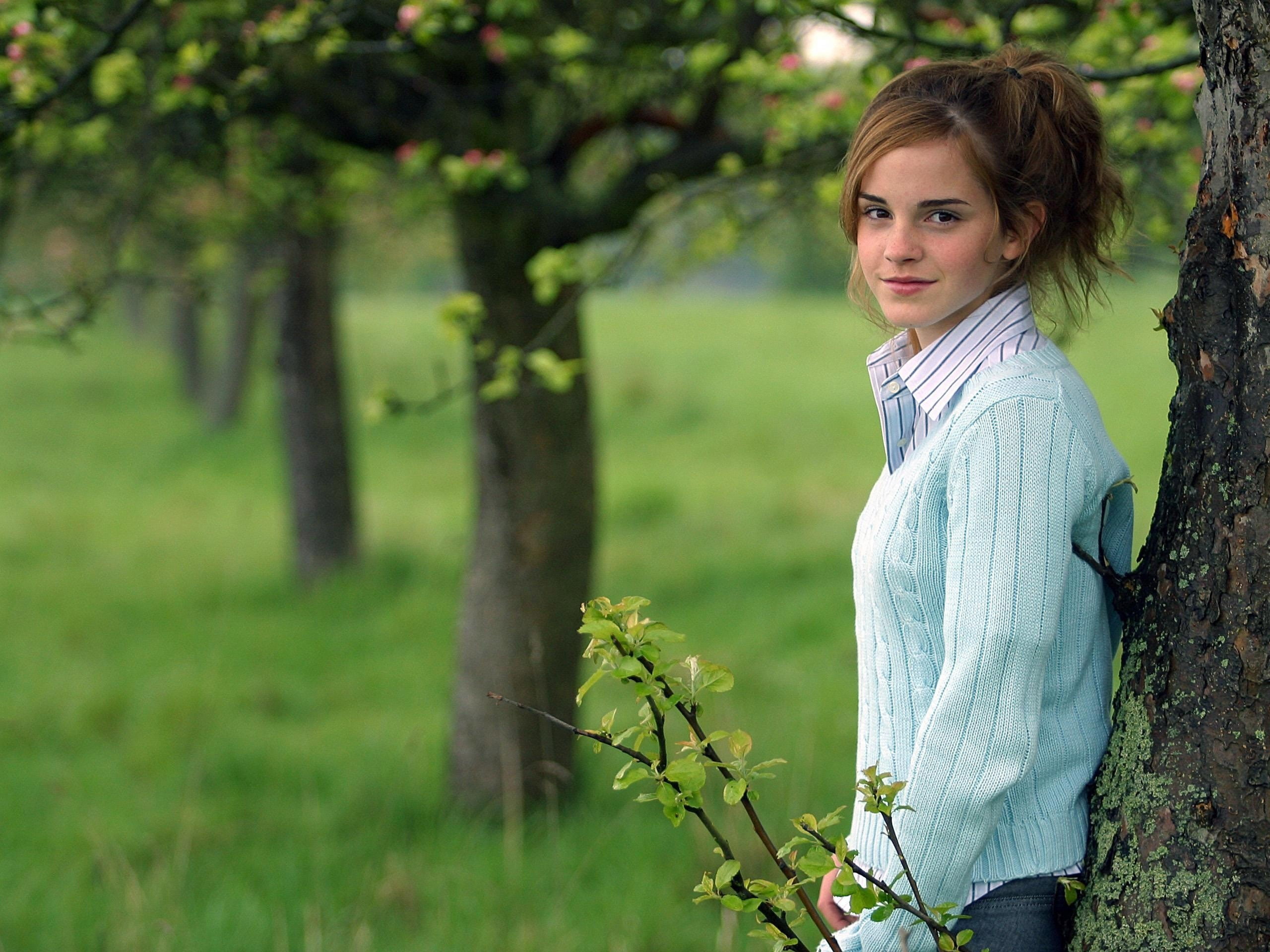 Emma Watson, looking at viewer, 2K, white shirt, women outdoors, actress, women, white sweater, HD Wallpaper