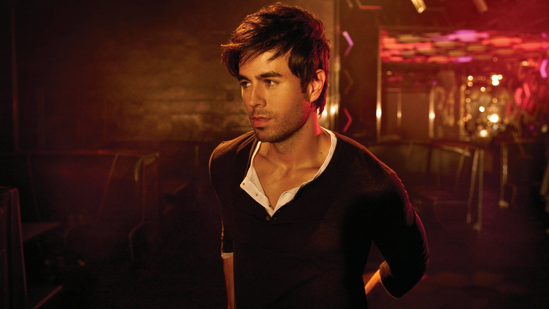 1080P, nightlife, young men, Enrique Iglesias, indoors, music, front view, casual clothing, contemplation, Singers, waist up, one person, night, standing, HD Wallpaper