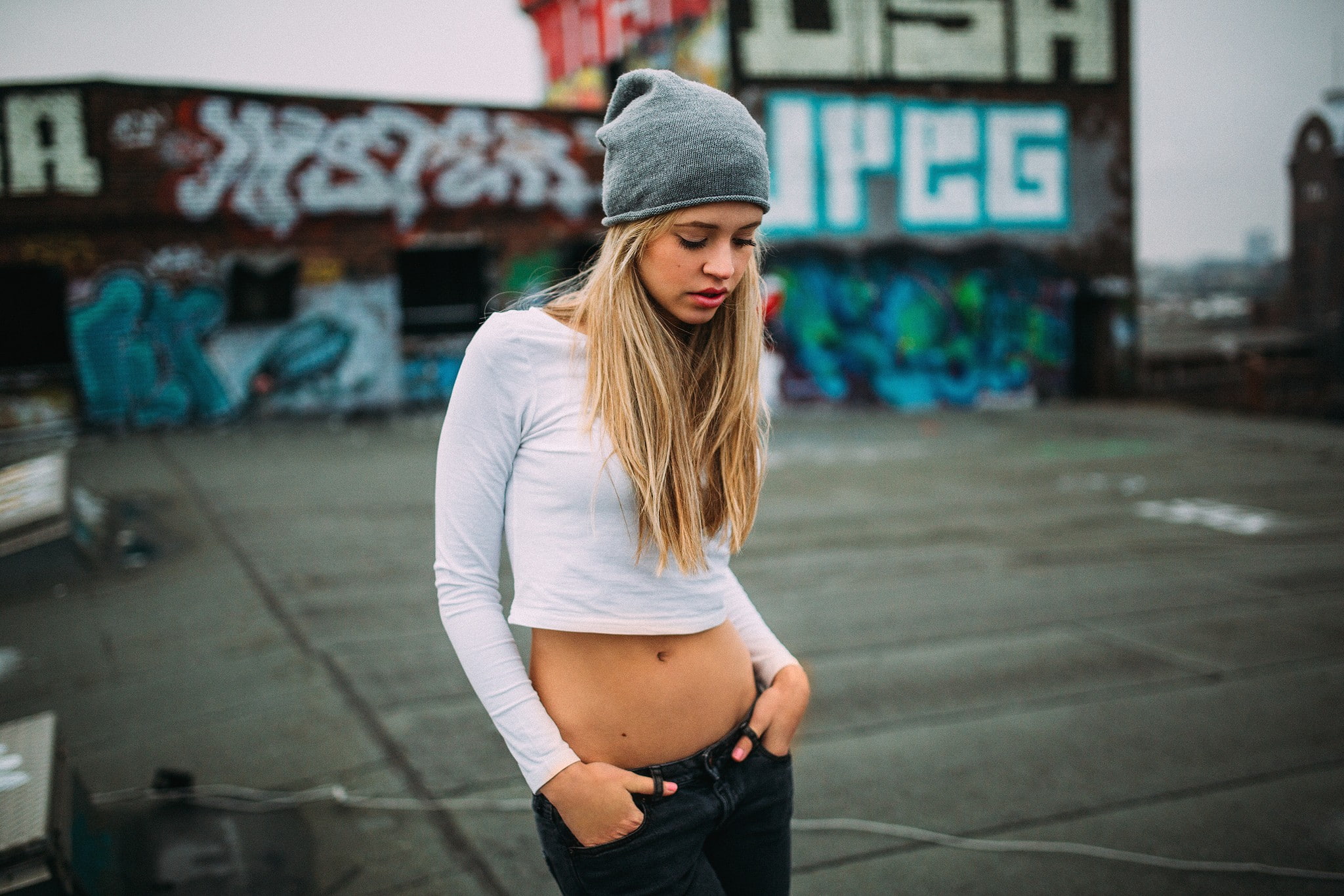 belly, women outdoors, 1080P, blonde, hands in pockets, women, rooftops, beanie, white tops, short tops, HD Wallpaper