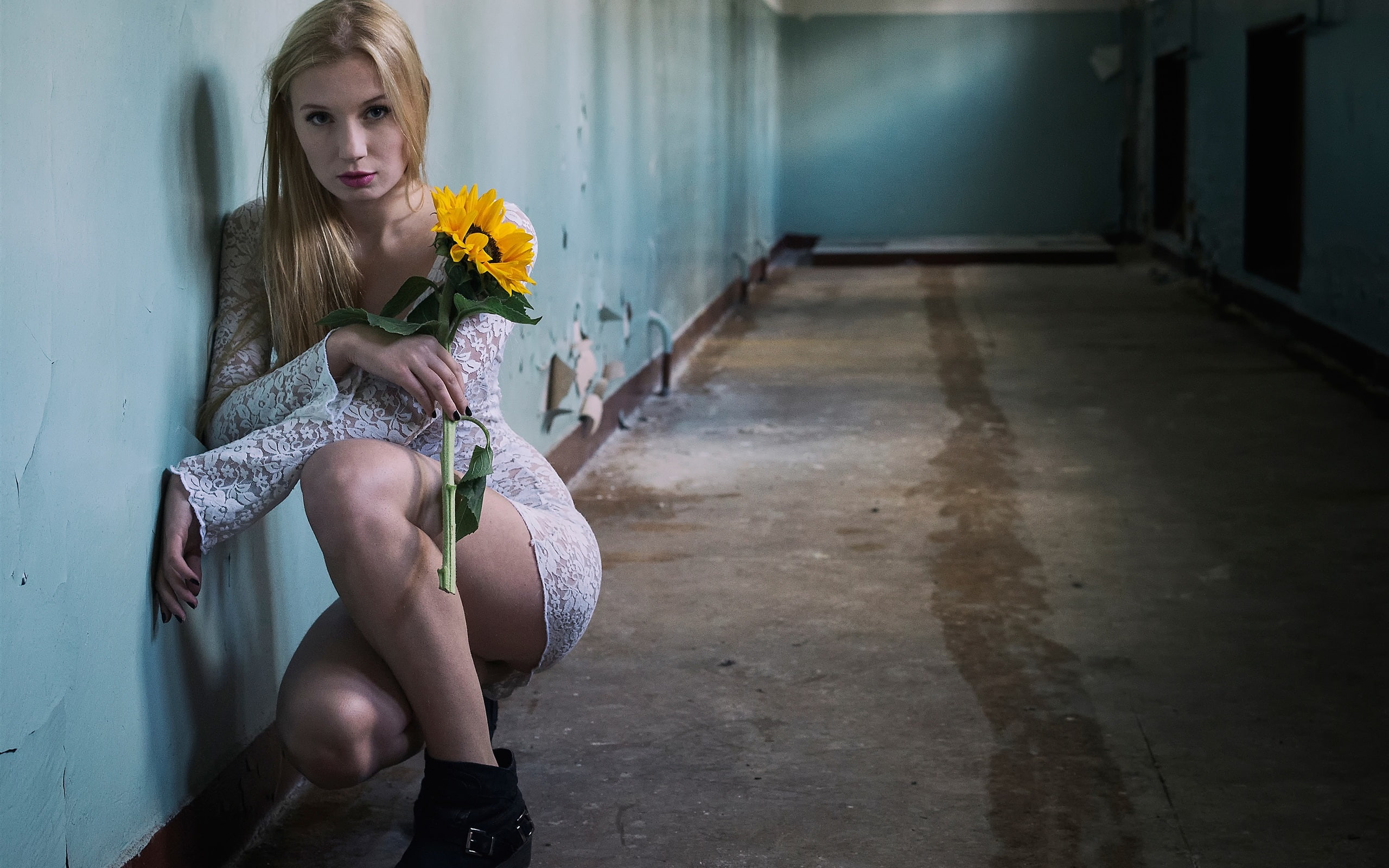Girl, Flower, Corridor, 2K, Blonde, HD Wallpaper