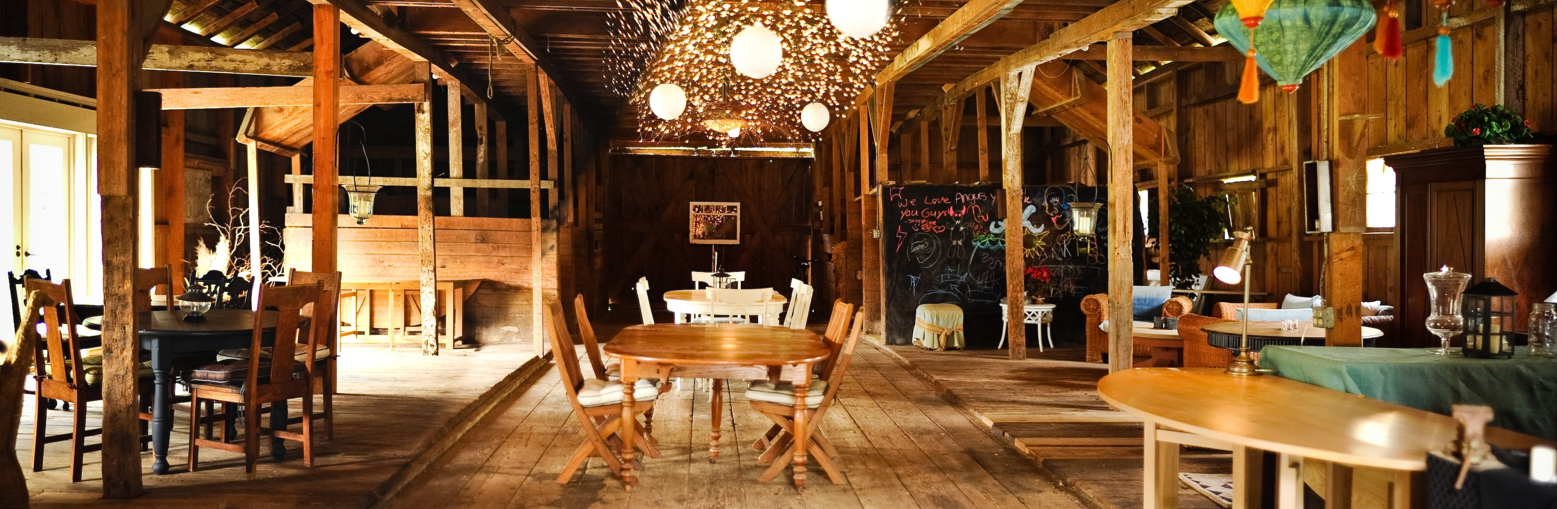 luxury, 2K, sofa, room, food and drink industry, bottle, dwelling, wooden, chandelier, furniture, brown, cafe culture, architecture, house, indoors, lighting equipment, HD Wallpaper