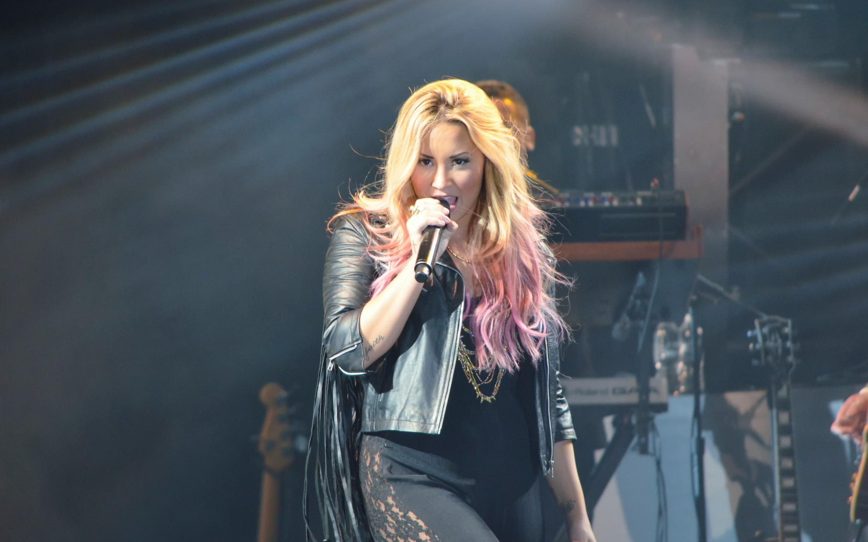 performing, demi, demi lovato, 2K, lovato, HD Wallpaper