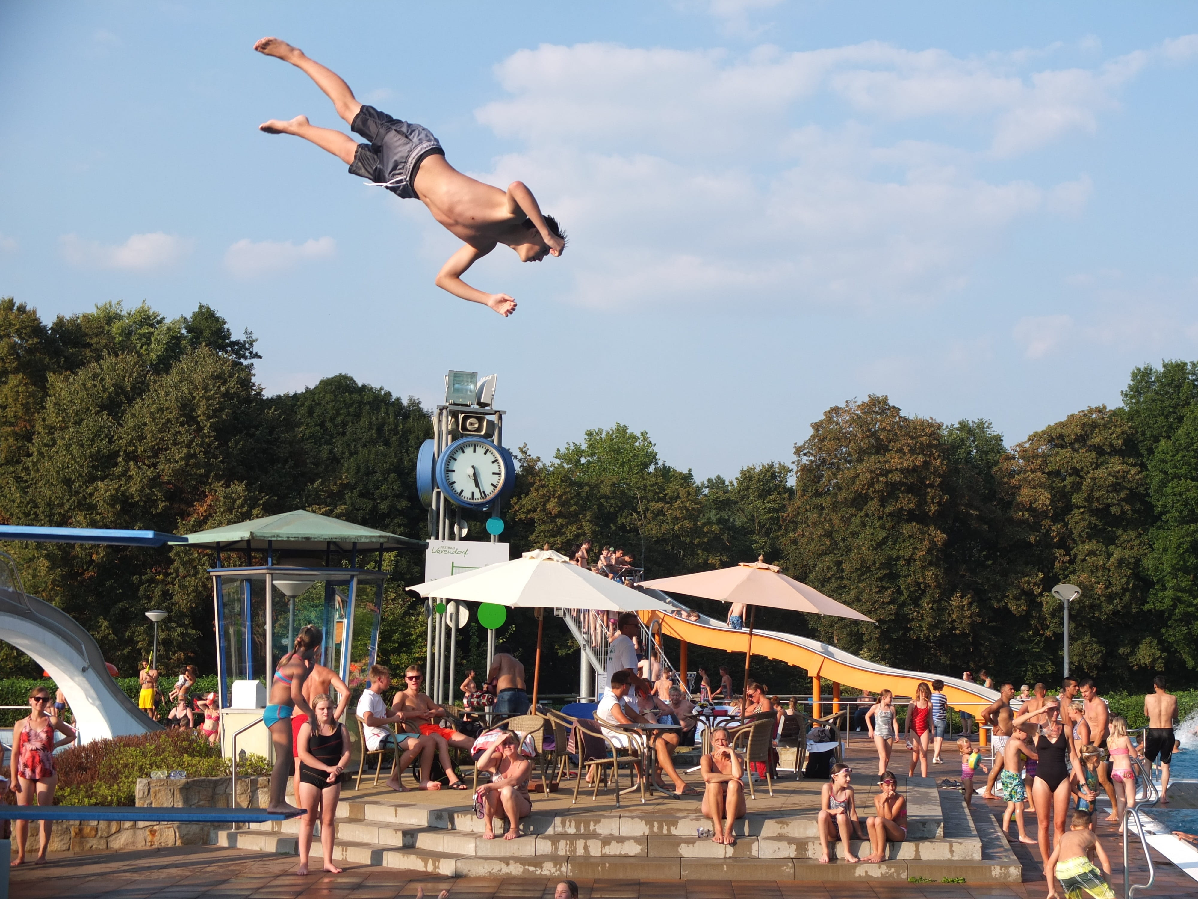 day, screw, women, motion recording, summer, outdoors, leisure pool, crowd, 4K, jump, full length, plunge, fun, plant, competition, swim, mid-air, flight, HD Wallpaper