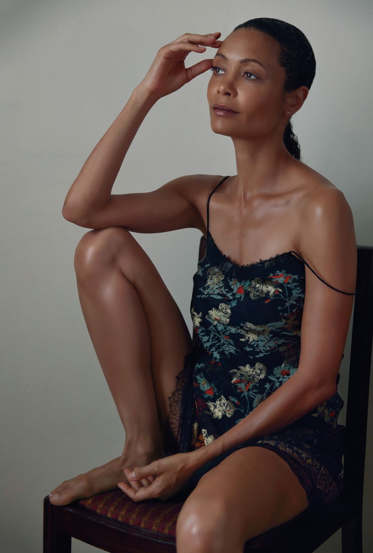 brunette, ebony, actress, barefoot, 720P, Thandie Newton, brown eyes, chair, Phone HD Wallpaper