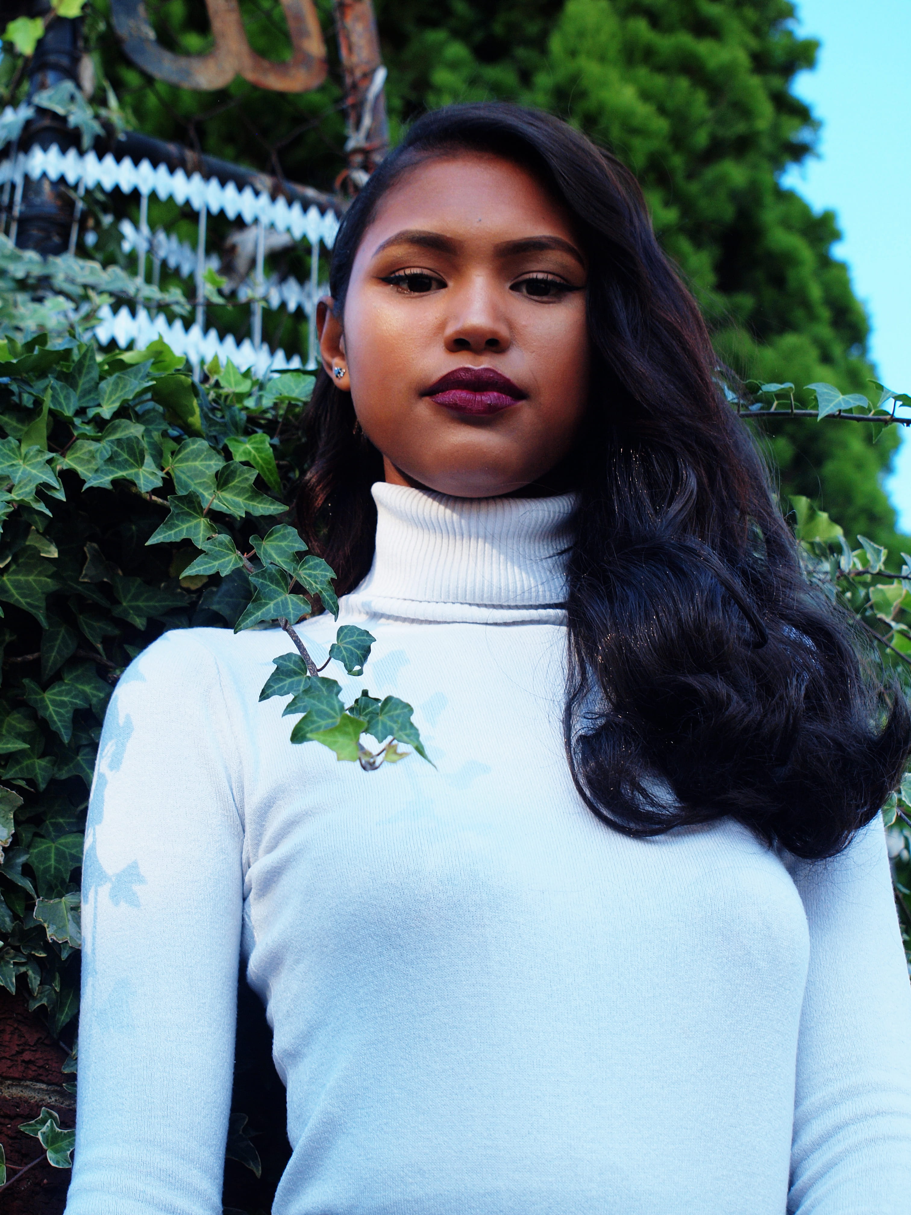 stylish, front view, green color, 4K, facial expression, lifestyles, plant, pretty, young adult, face, beside, cute, fashion, adult, beautiful woman, portrait, Phone HD Wallpaper