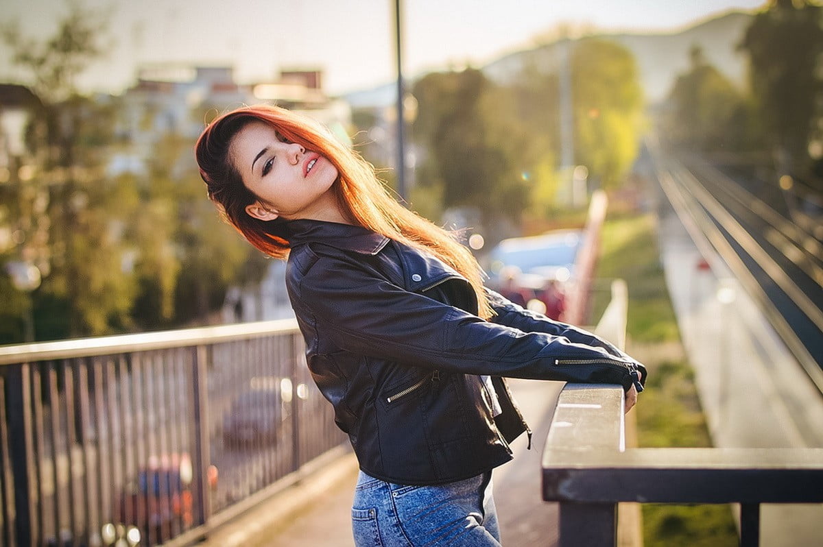 city, lifestyles, beautiful woman, standing, one person, real people, adult, jacket, leisure activity, leather jackets, brunette, Delaia Gonzalez , architecture, HD Wallpaper