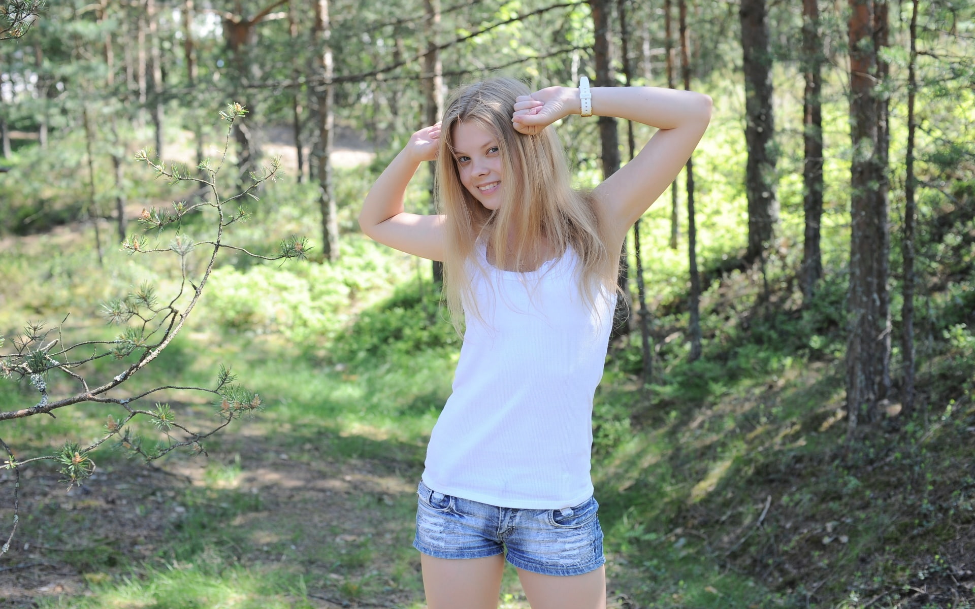 1080P, shorts, Mike, Kisa, pose, nature, smile, Girl, HD Wallpaper