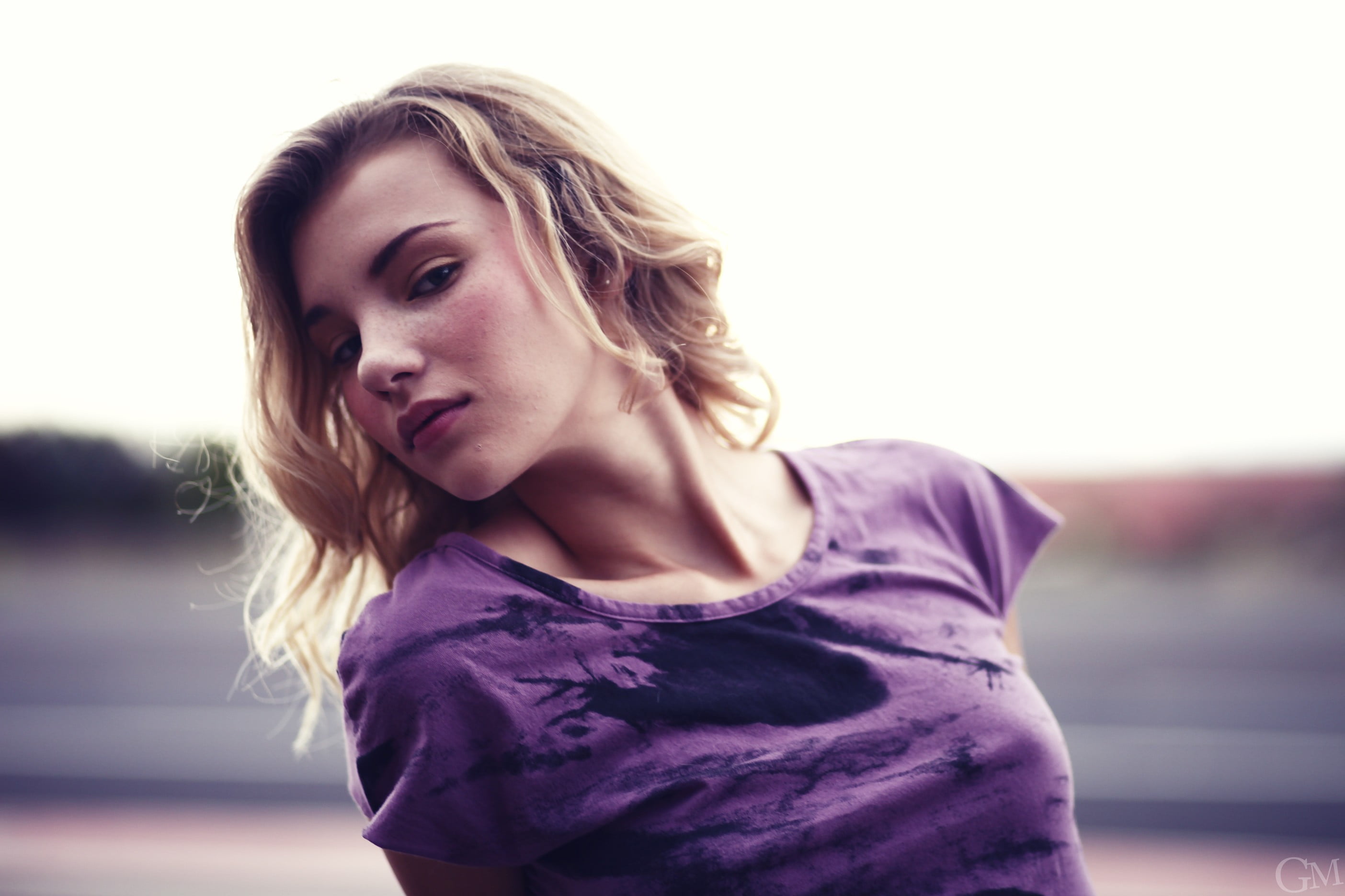 beauty, waist up, looking, blond hair, 2K, beautiful woman, one person, hairstyle, T-shirt, portrait, day, young adult, sky, casual clothing, looking at camera, HD Wallpaper