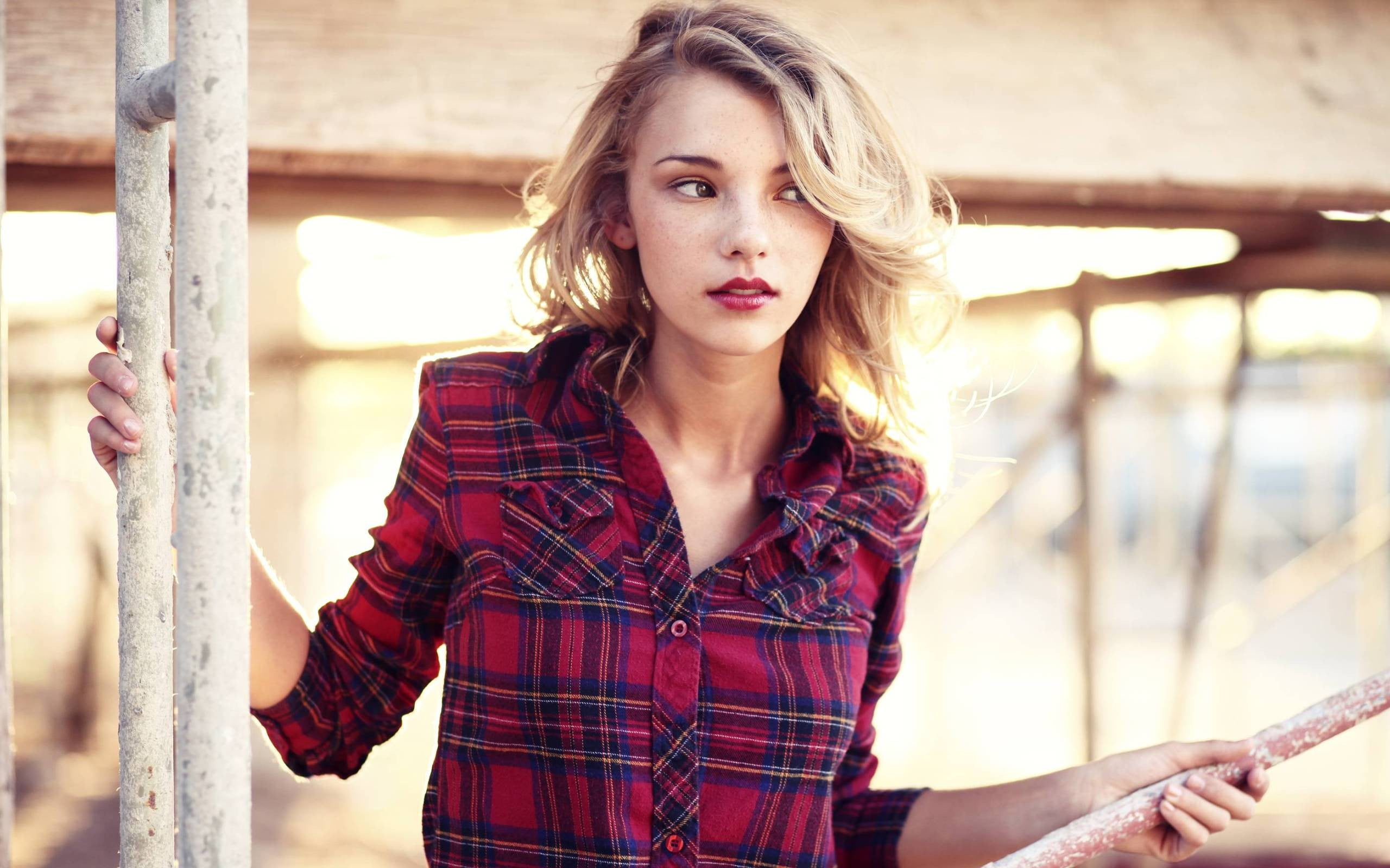real people, blurred, outdoors, looking at camera, hair, Rachel Ann Yampolsky, lifestyles, sunlight, beauty, Garrett Meyers, architectural column, blonde, HD Wallpaper