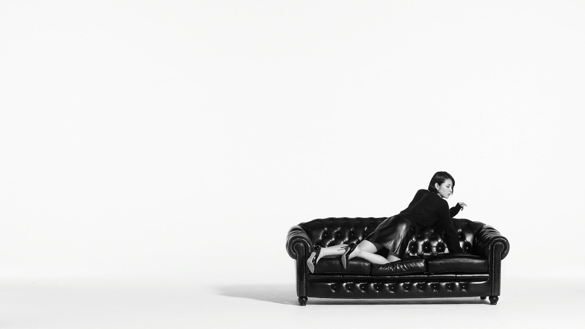 suitcase, black color, furniture, people, indoors, young adult, couch, women, white background, leather, full length, copy space, cut out, Asian, Masami Nagasawa, HD Wallpaper