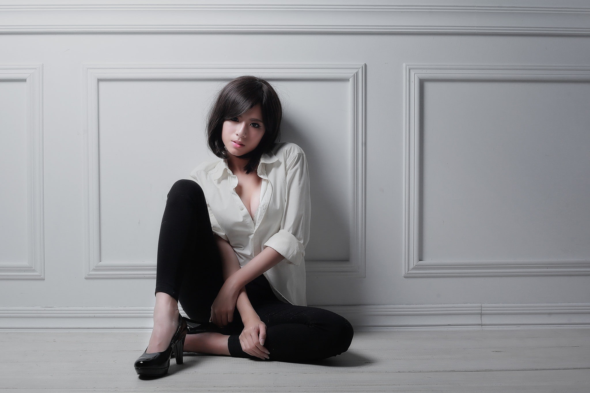 looking at camera, portrait, entrance, real people, women, fashion, model, casual clothing, leisure activity, beautiful woman, lifestyles, clothing, on the floor, HD Wallpaper