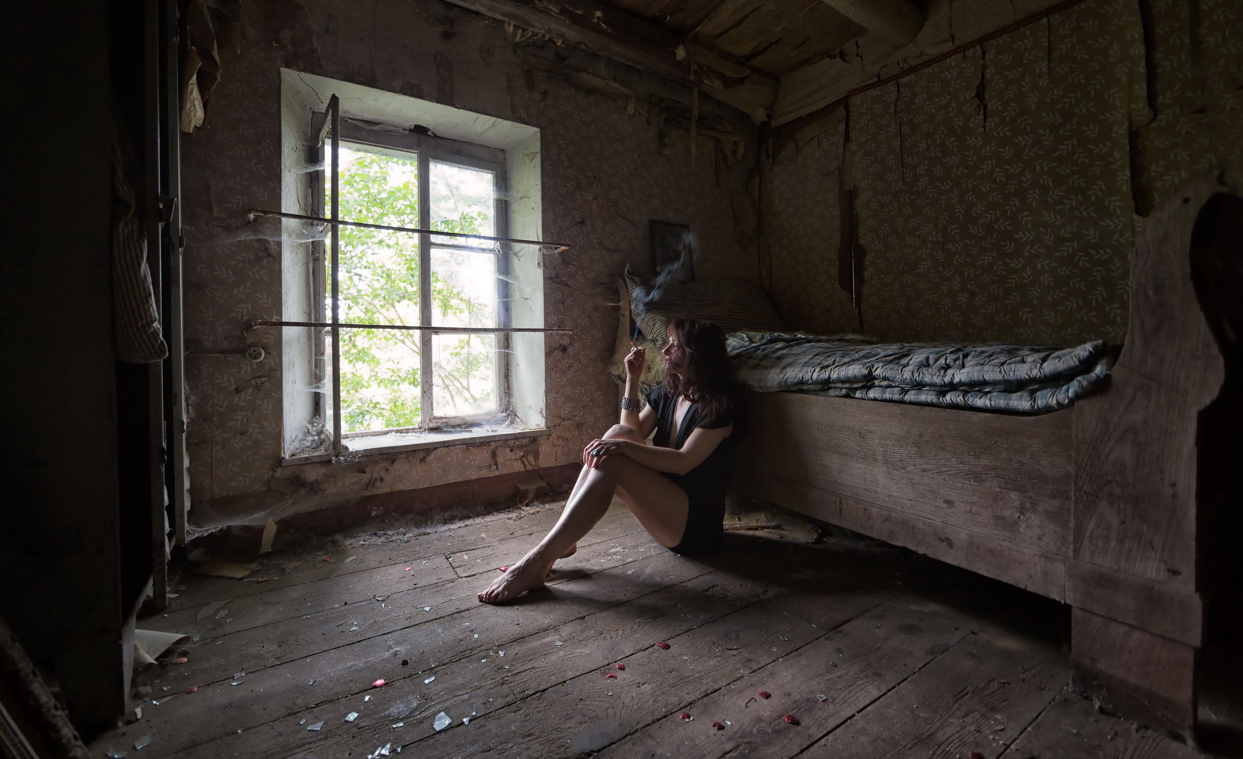 dark, smoking, 2K, on the floor, sitting, room, women, HD Wallpaper