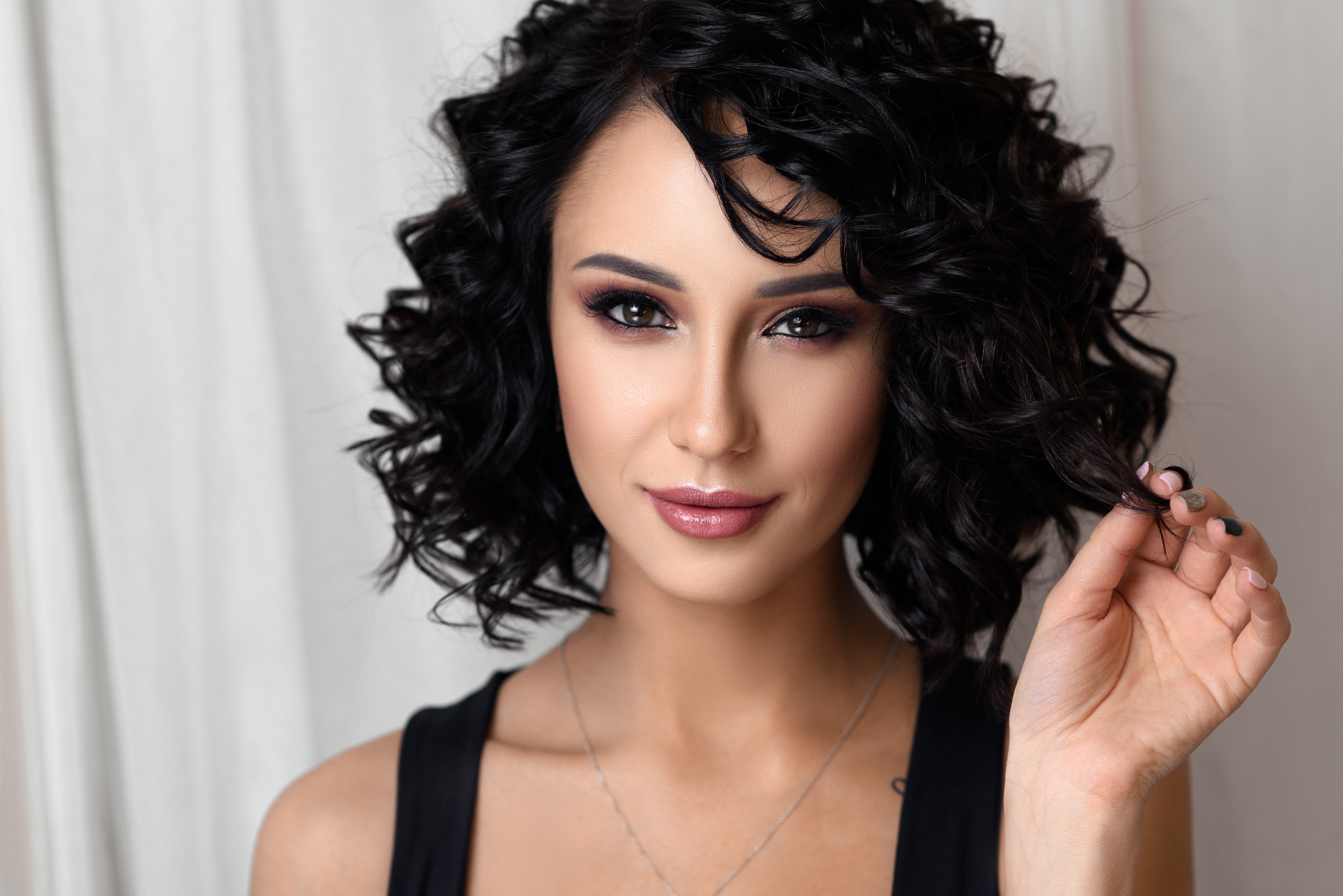 painted nails, curly hair, long hair, adult, young women, face, beauty, beautiful woman, human face, necklace, indoors, looking at camera, body part, one person, HD Wallpaper
