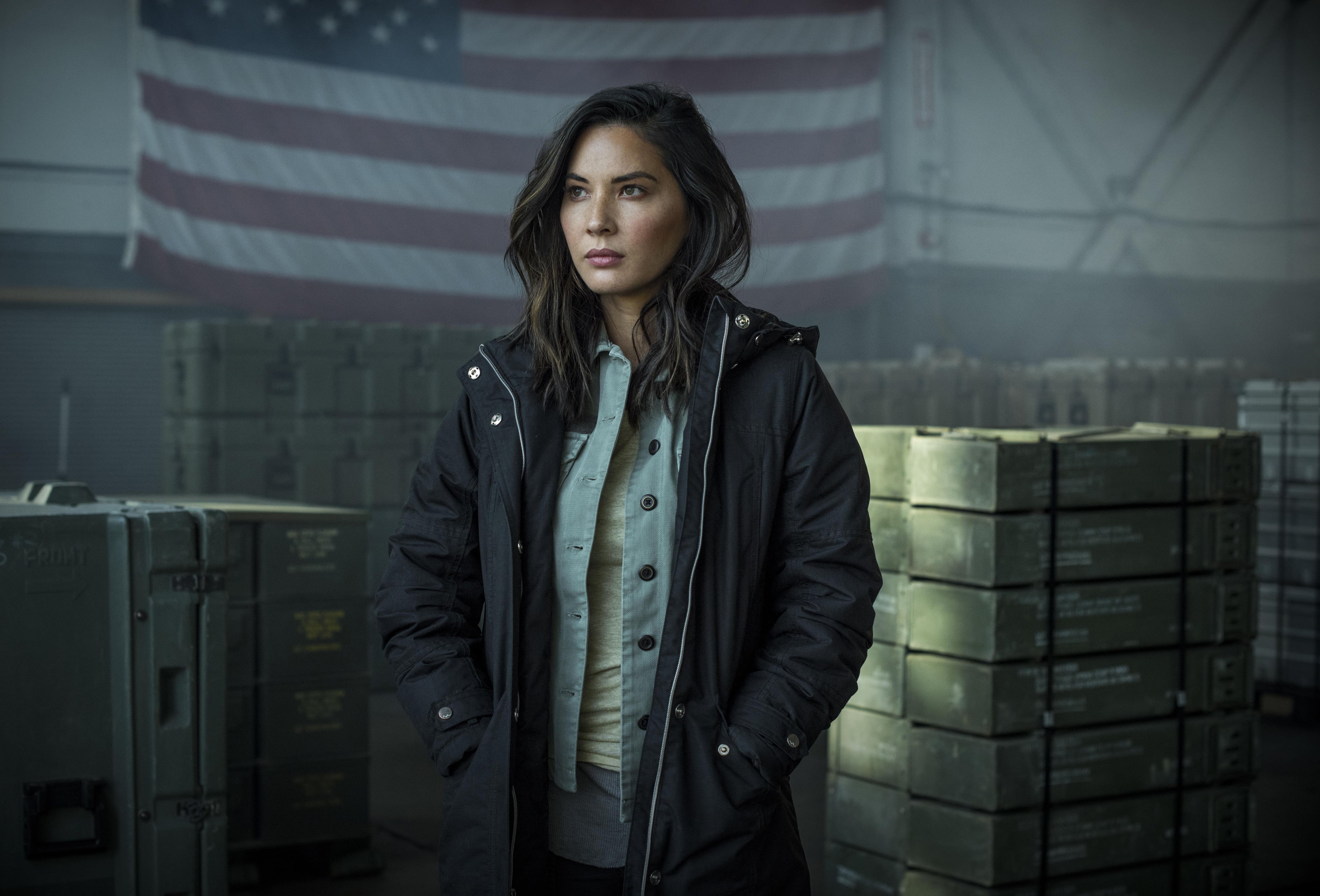 4K, actress, women, brunette, women indoors, Olivia Munn, long hair, indoors, looking into the distance, American flag, HD Wallpaper