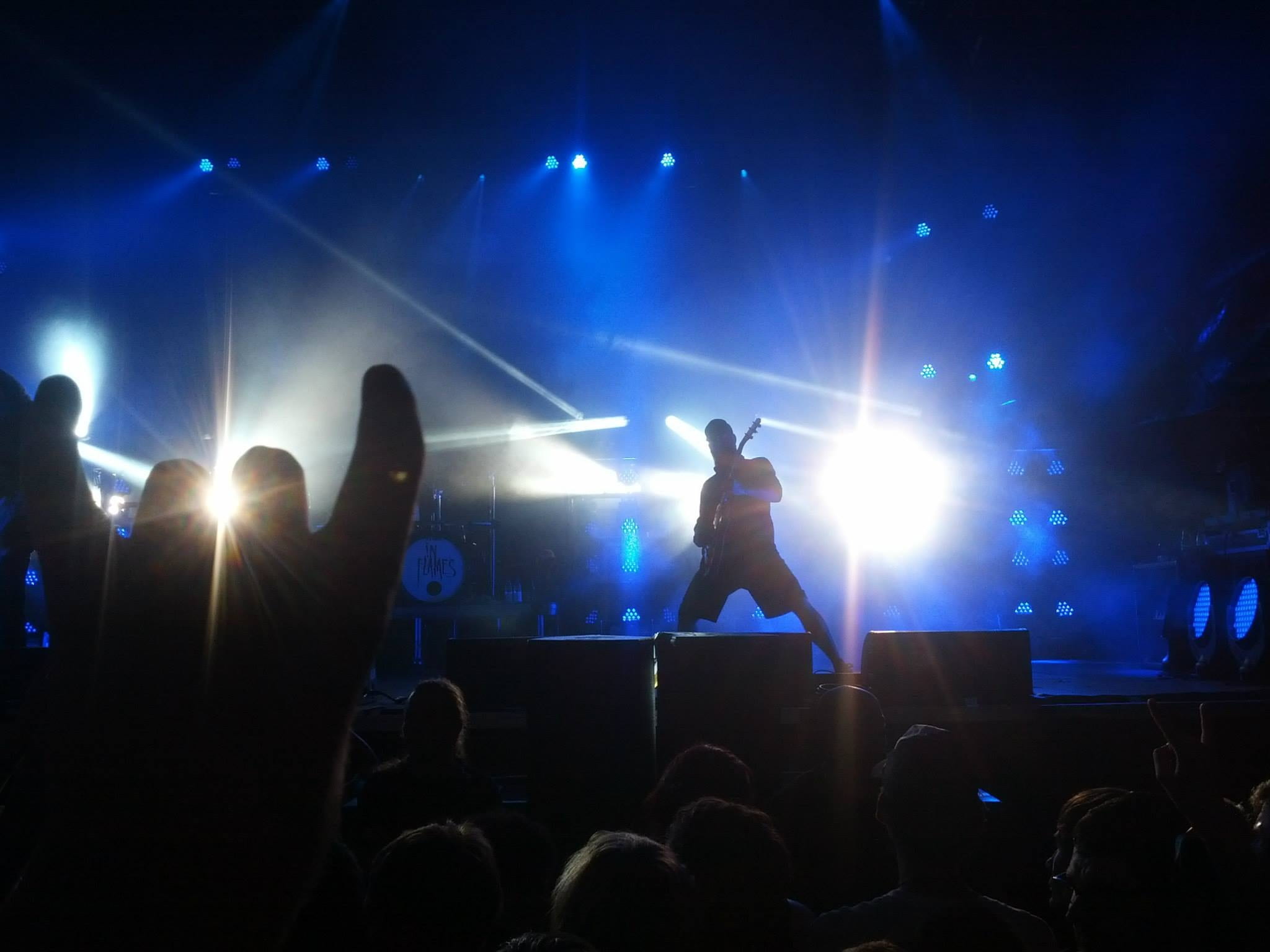 illuminated, human limb, large group of people, lens flare, stage, crowd, band, singer, night, lighting equipment, arms raised, stage - performance space, HD Wallpaper
