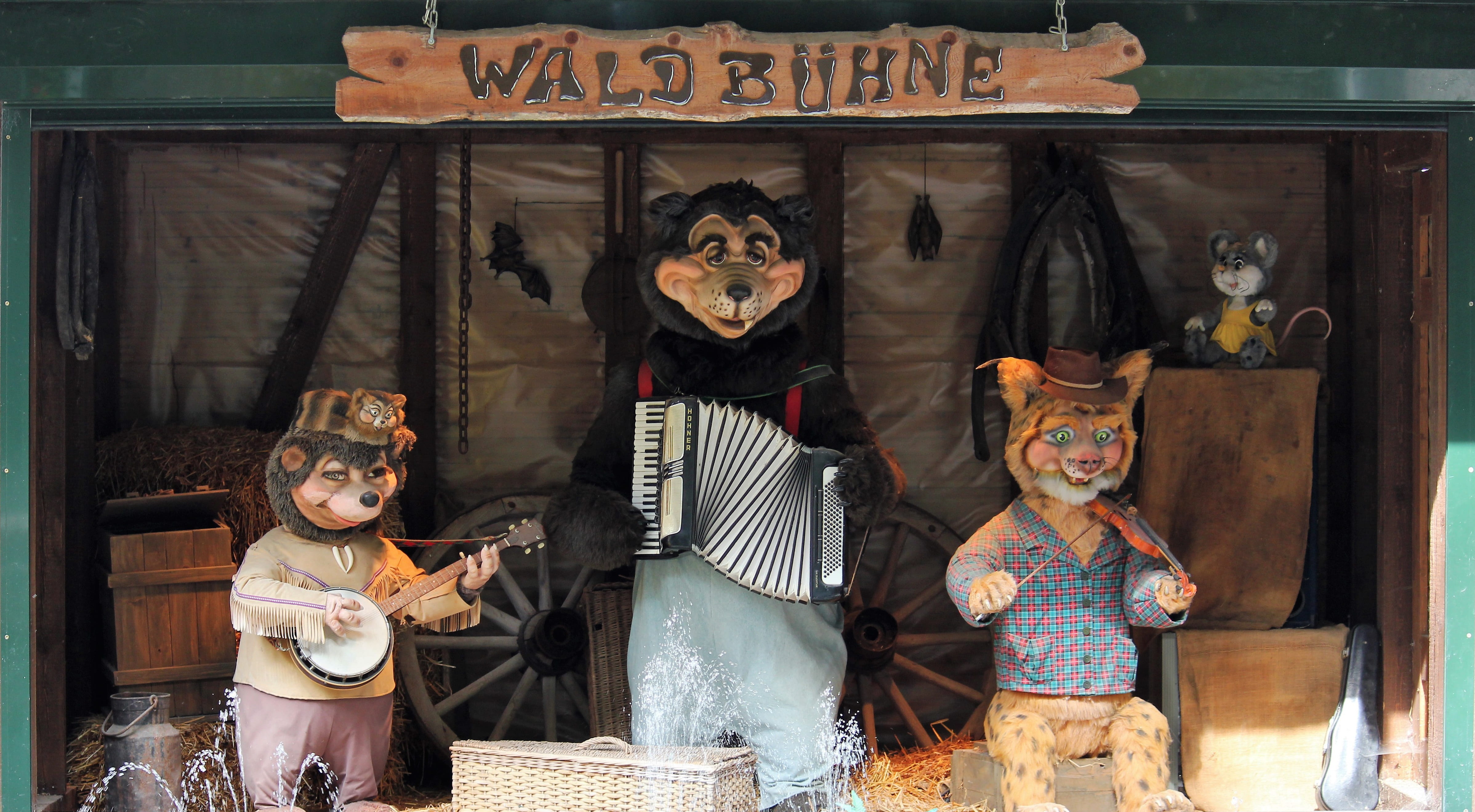 human representation, song, dance, violin, artists, indoors, store, bear, business, text, offspring, 4K, show, male likeness, childhood, female likeness, HD Wallpaper