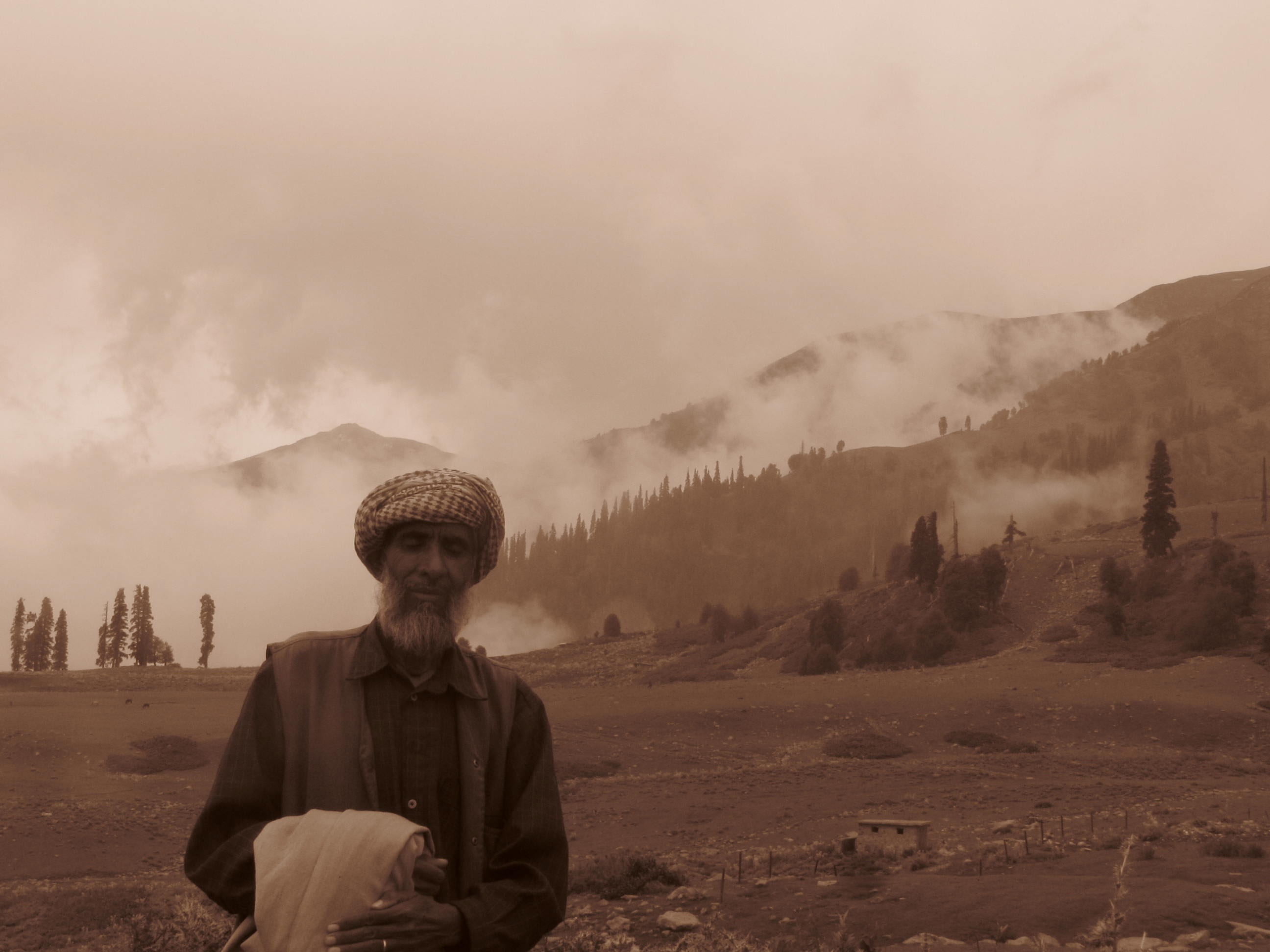 waist up, gulmarg, mountain, cloud - sky, leisure activity, one person, himalaya, standing, clothing, cloud, 2K, plant, warm clothing, real people, lifestyles, HD Wallpaper