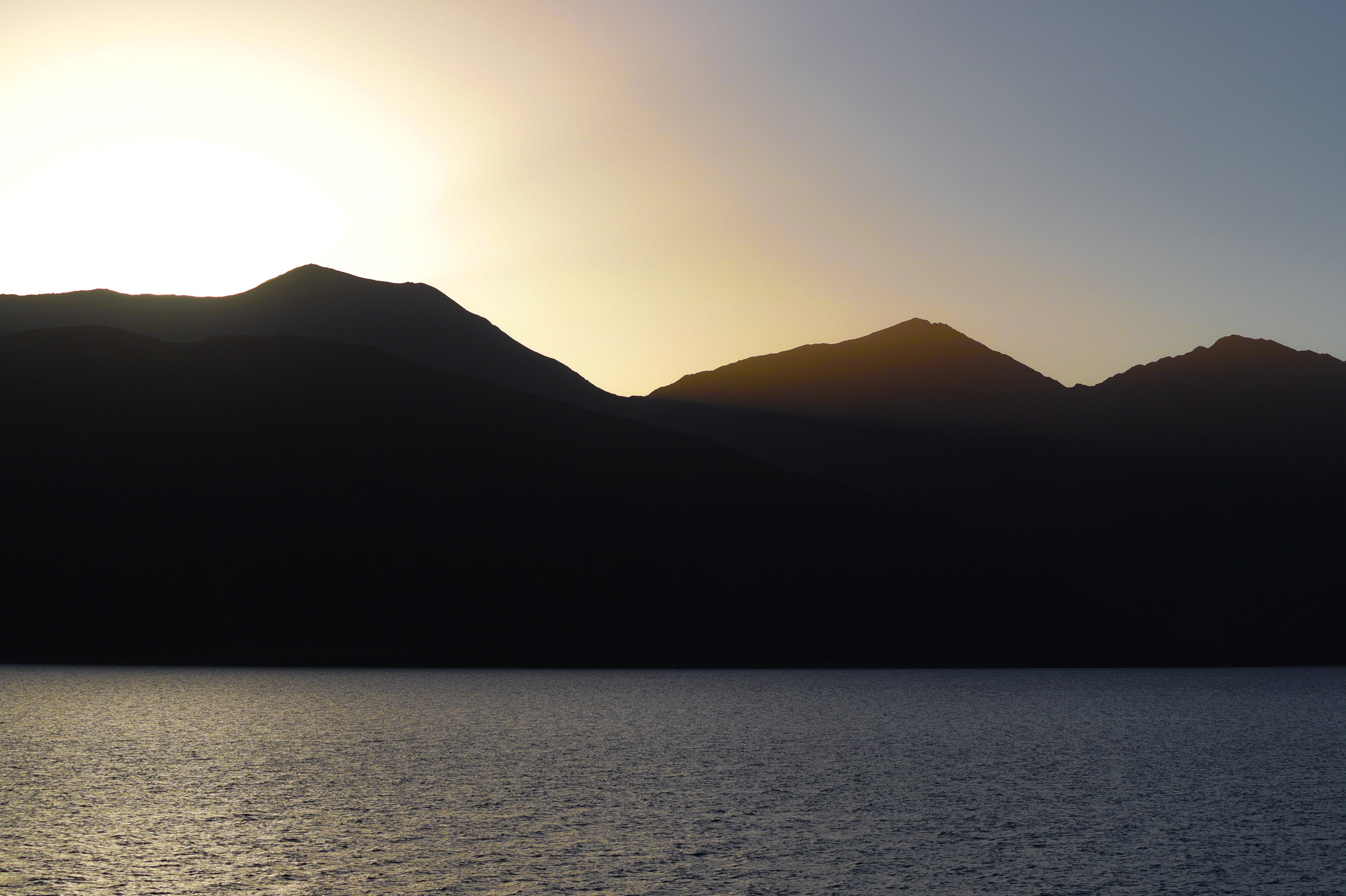 mountains, lake, Pangong Tso, sunrise, 5K, sun rays, Himalayas, HD Wallpaper