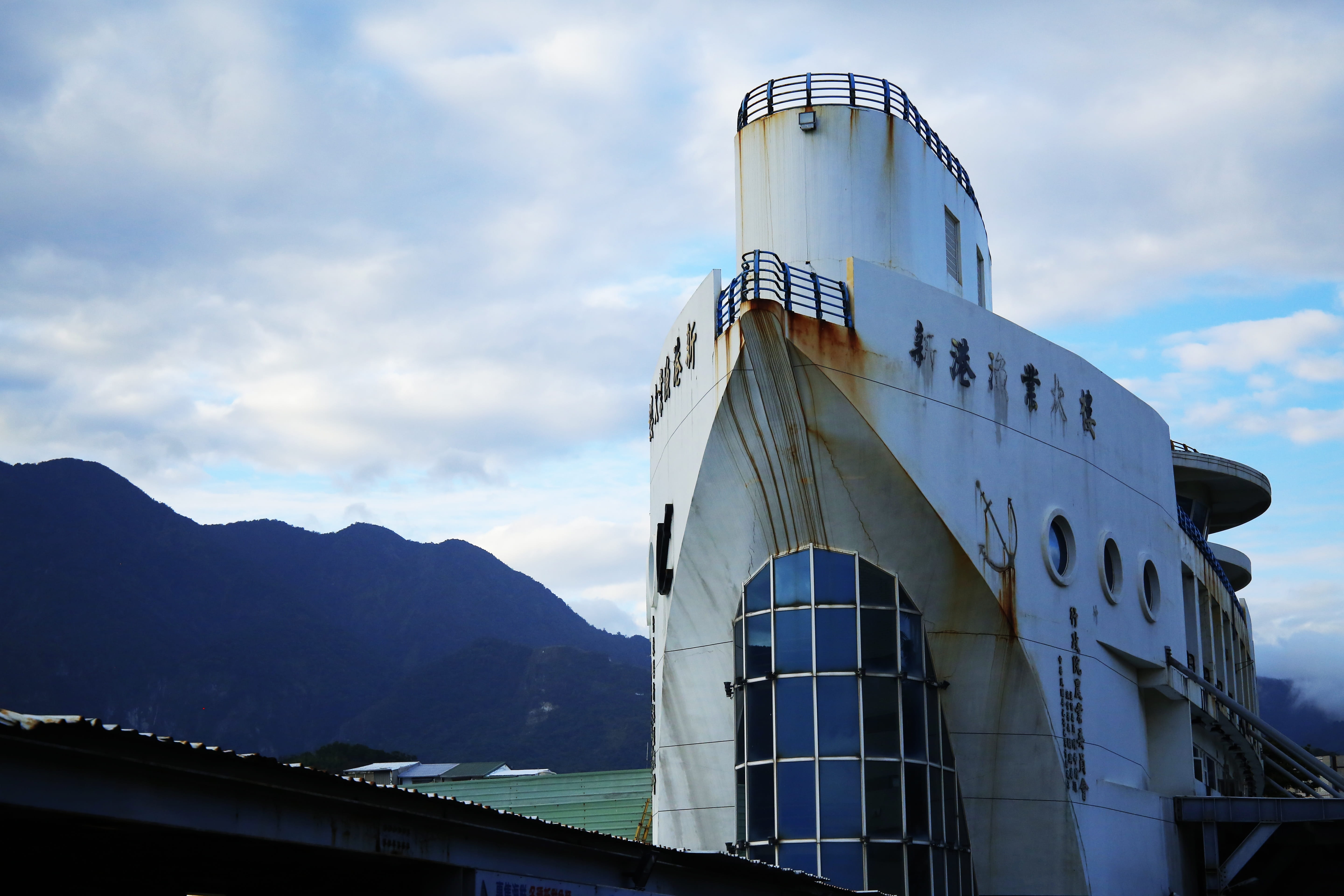 building exterior, coast, taiwan, built structure, mountain, architecture, no people, taitung, travel destinations, low angle view, mountain range, history, HD Wallpaper
