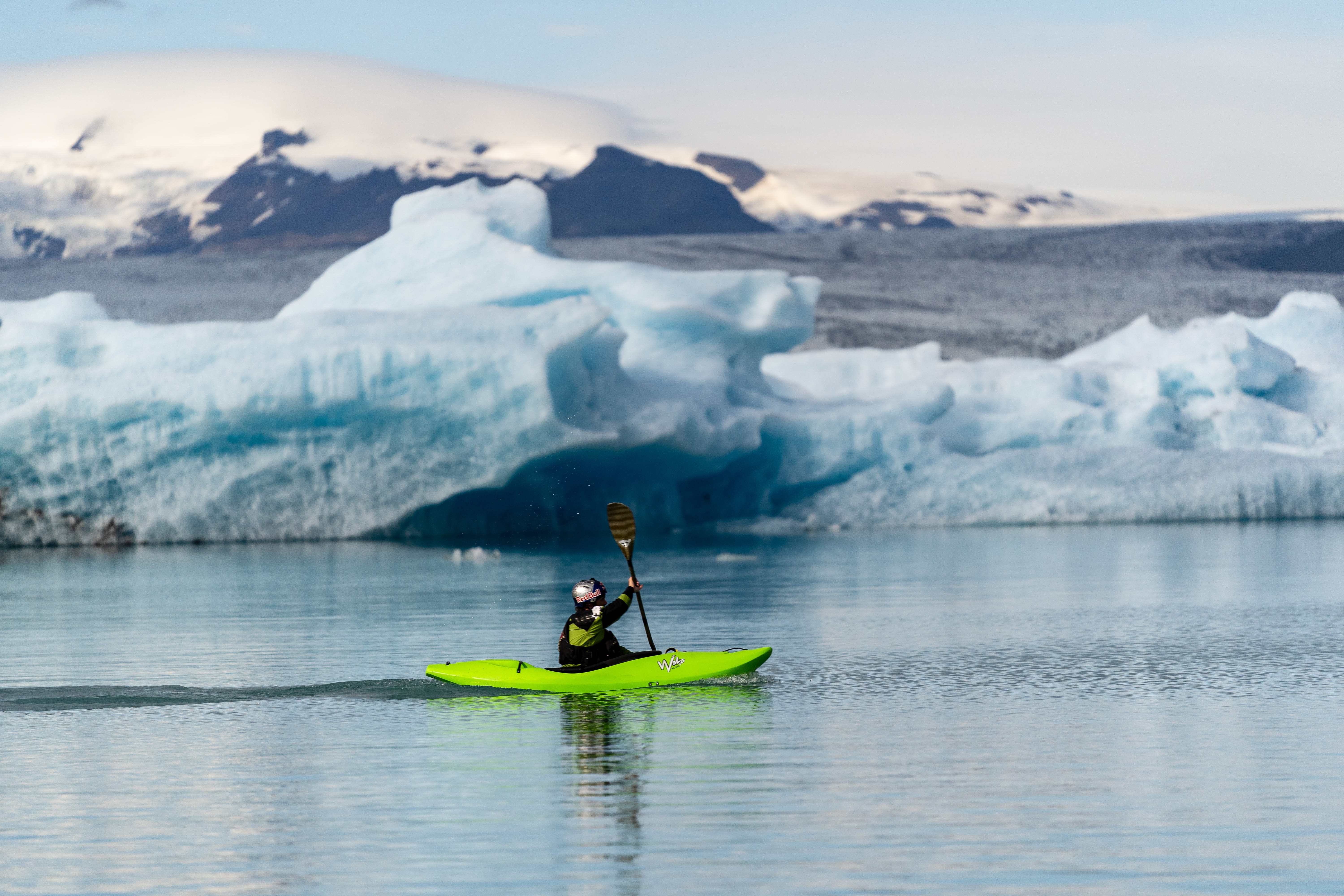 nautical vessel, inflatable, outdoors, paddling, one person, jökulsárlón, winter, person, waterfront, kayak, boat, mountain, real people, body, cold temperature, HD Wallpaper